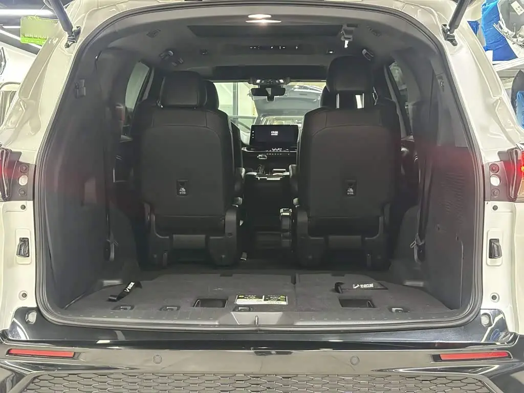 Toyota Granvia 2024 — Photo 8/20