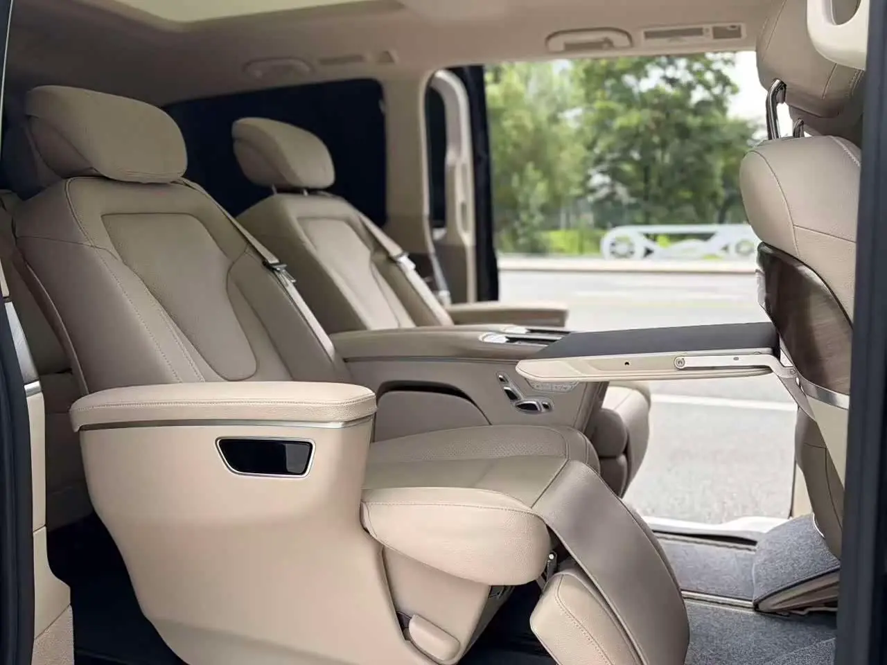 Mercedes-Benz V-Class 2022 — Фото 9/19
