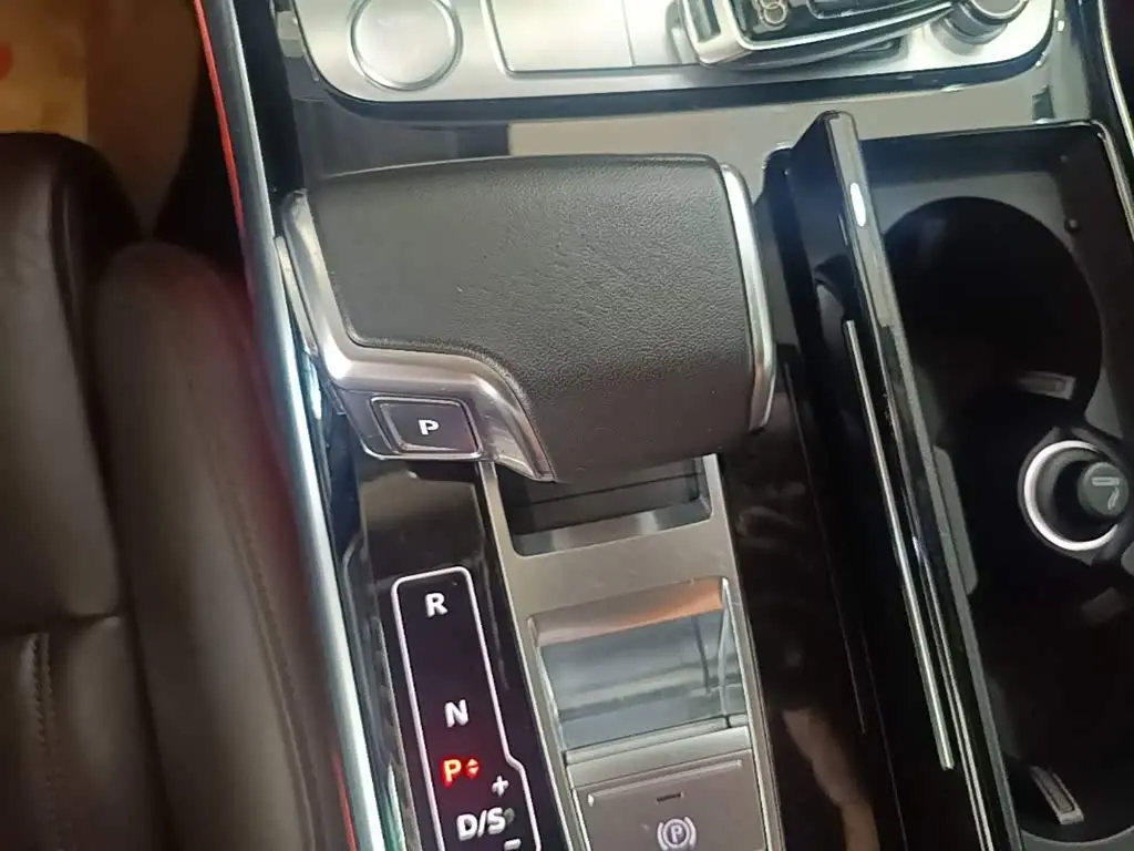 Audi A8 2020 — Фото 14/20