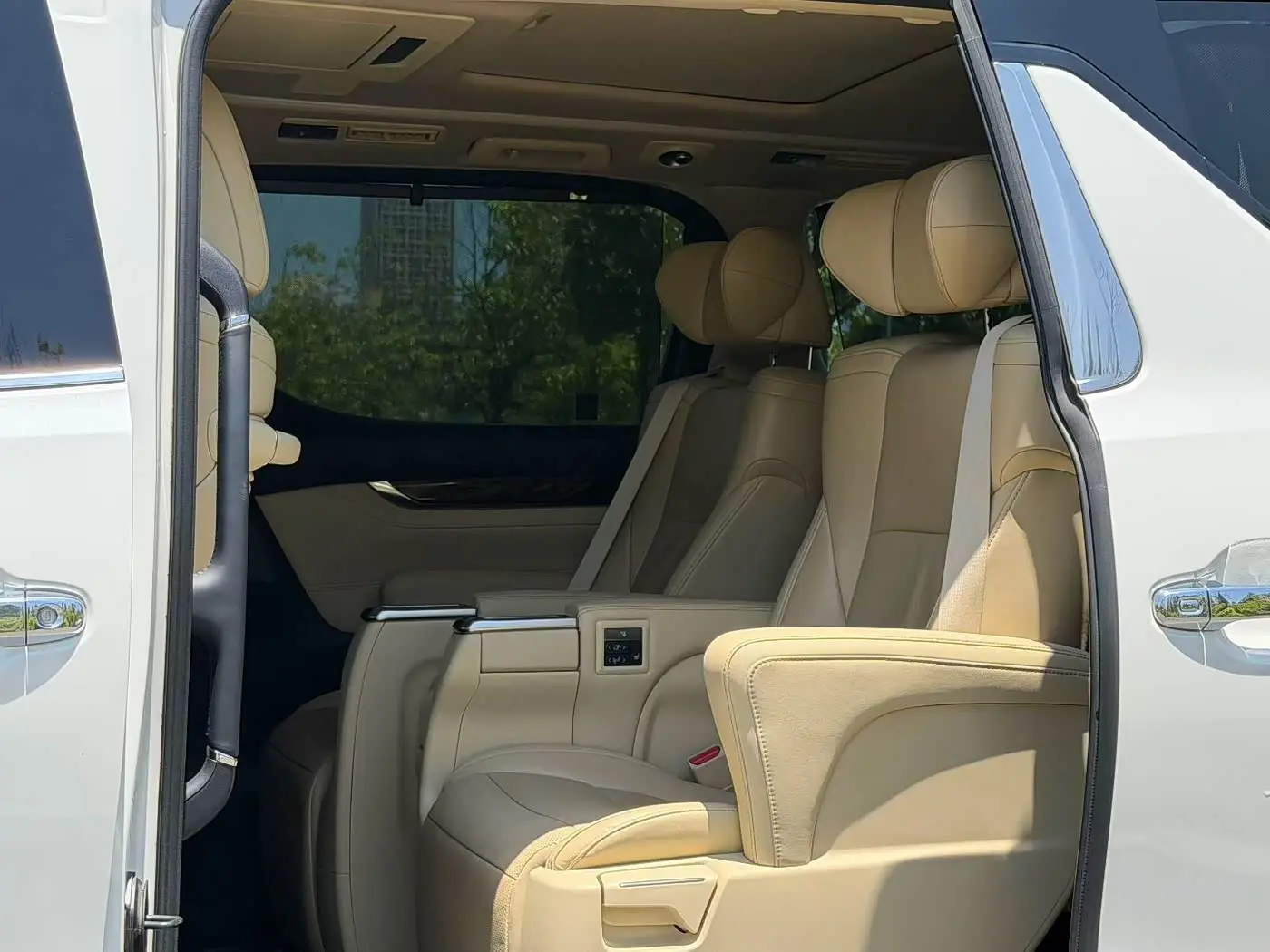 Toyota Alphard 2023 — Photo 6/20