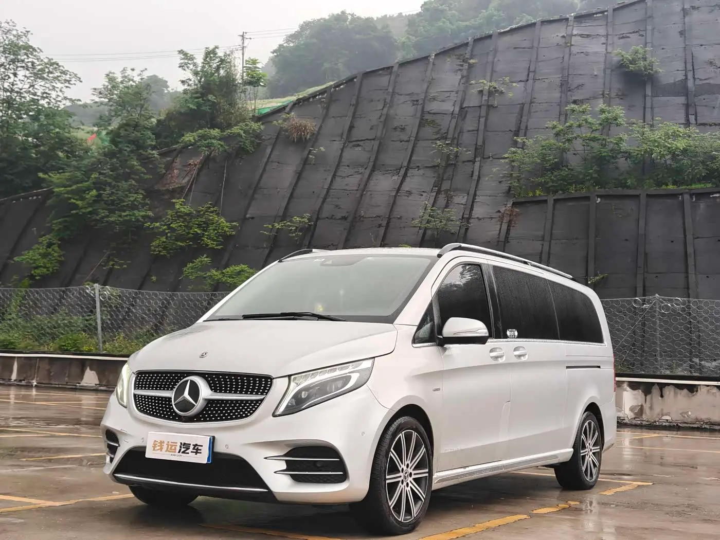 Mercedes-Benz V-Class 2023 — Photo 1/20