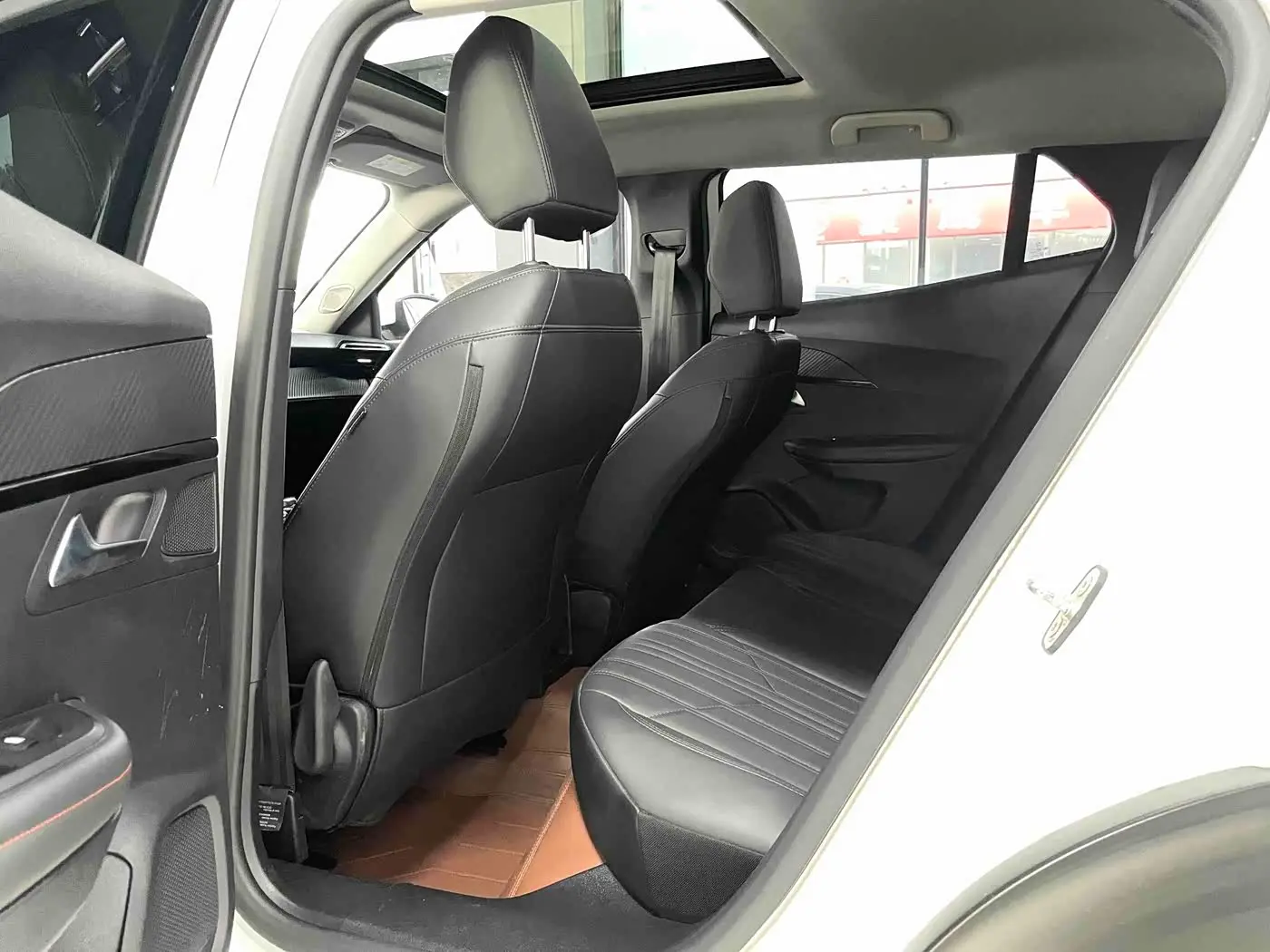Peugeot 2008 2023 — Фото 10/19
