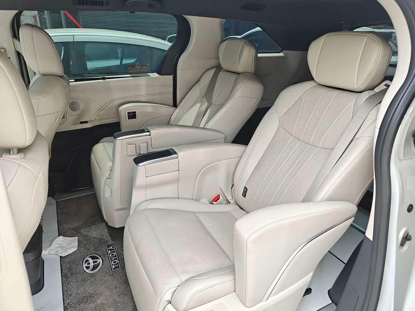 Toyota Granvia 2024 — Photo 7/11
