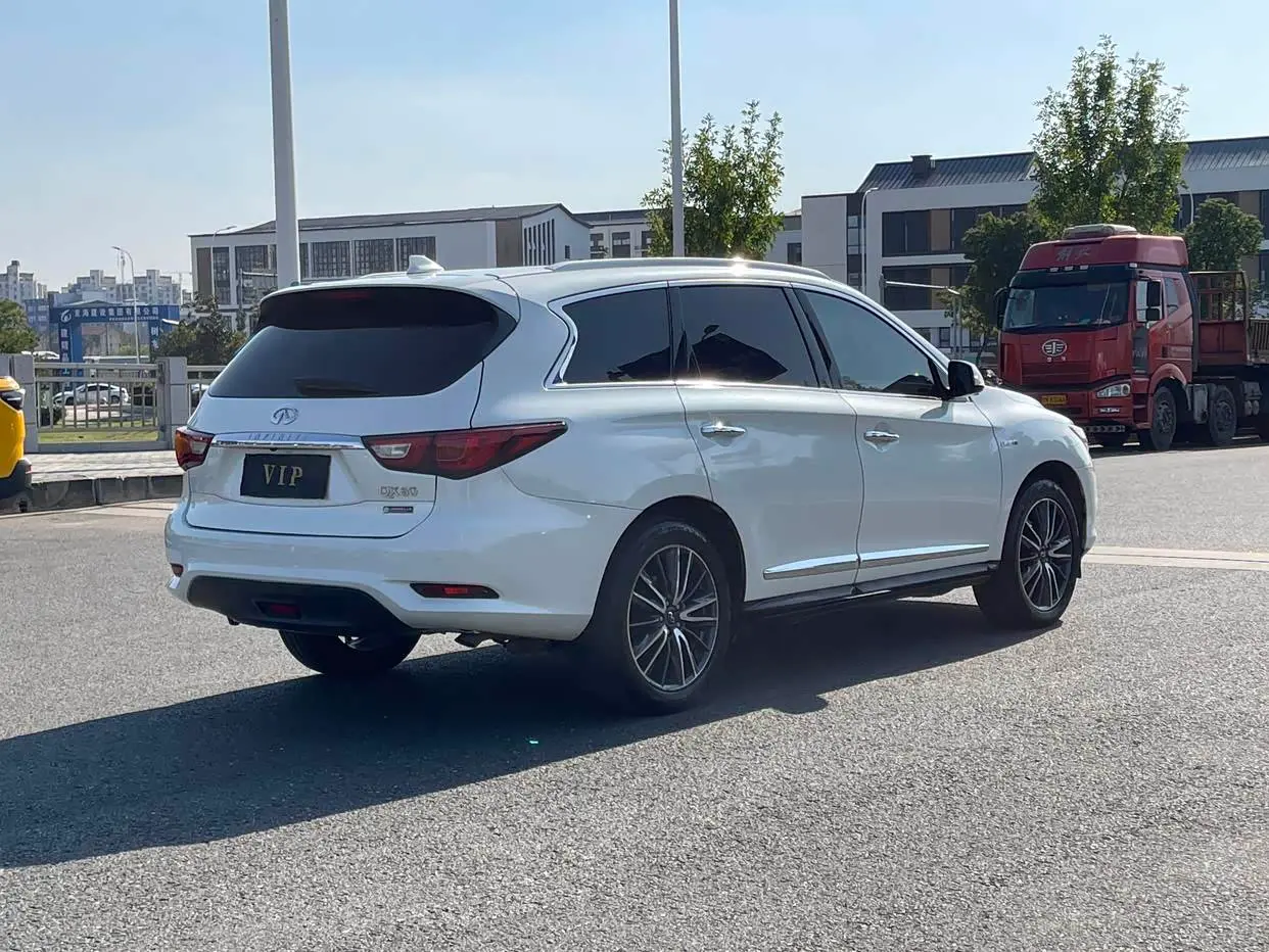 Infiniti QX60 2018 — Photo 8/20