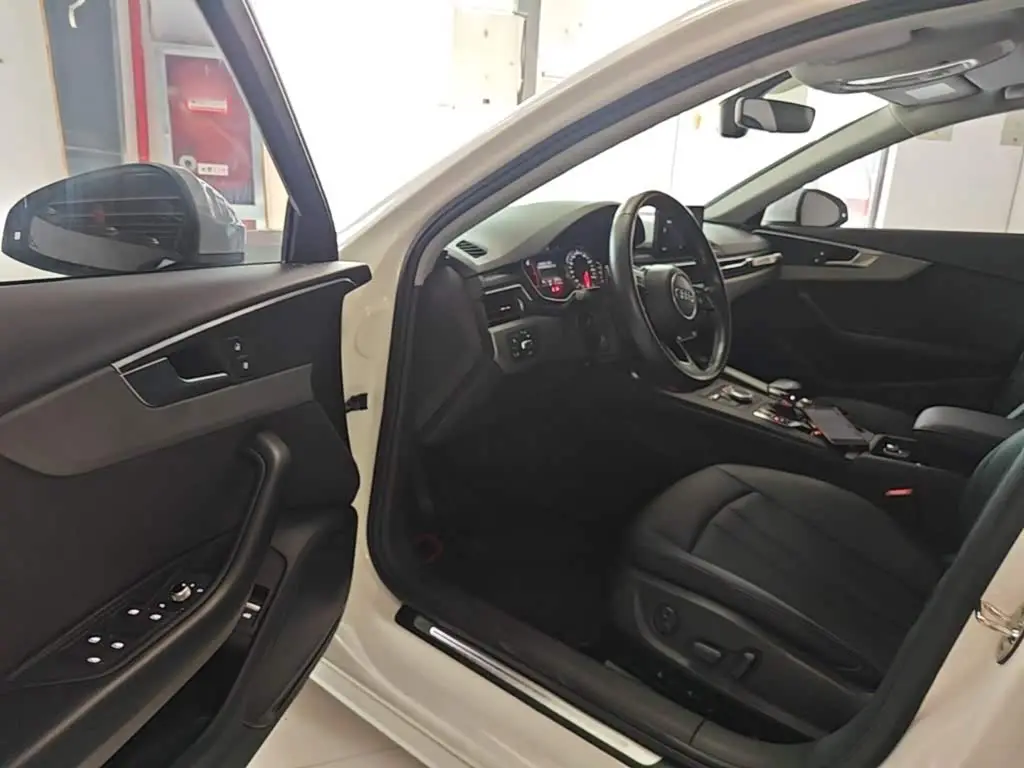 Audi A4L 2018 — Şəkil 16/20