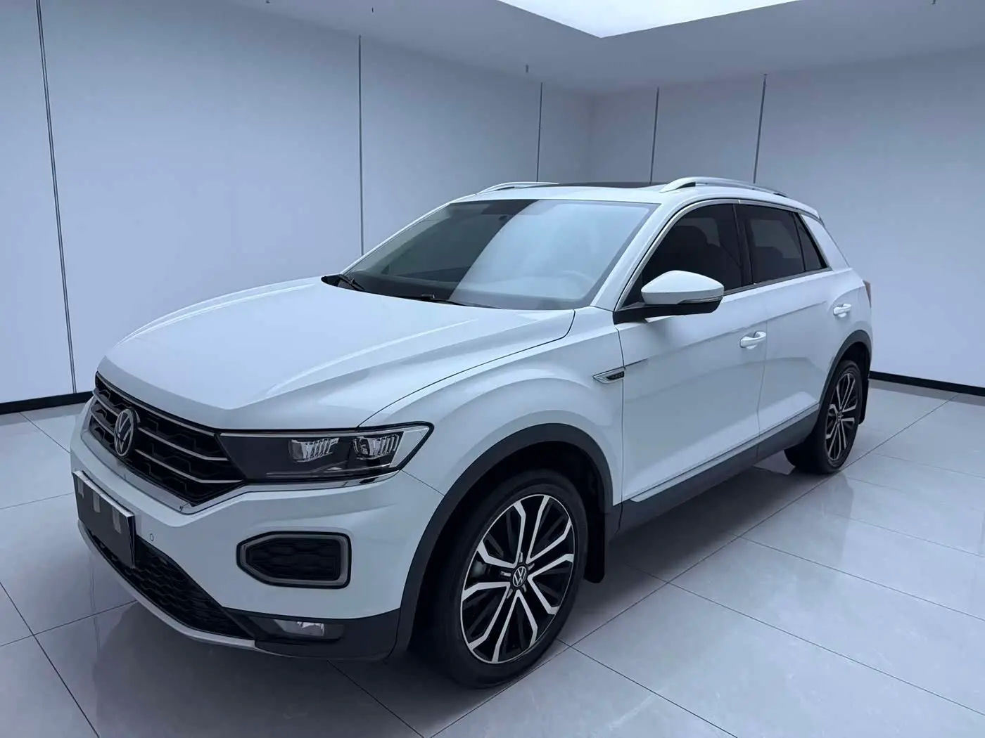 Volkswagen T-ROC 2023 — Photo 1/20