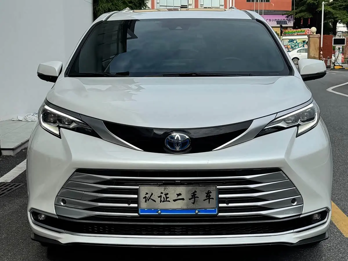 Toyota Sienna 2023 — Фото 2/20