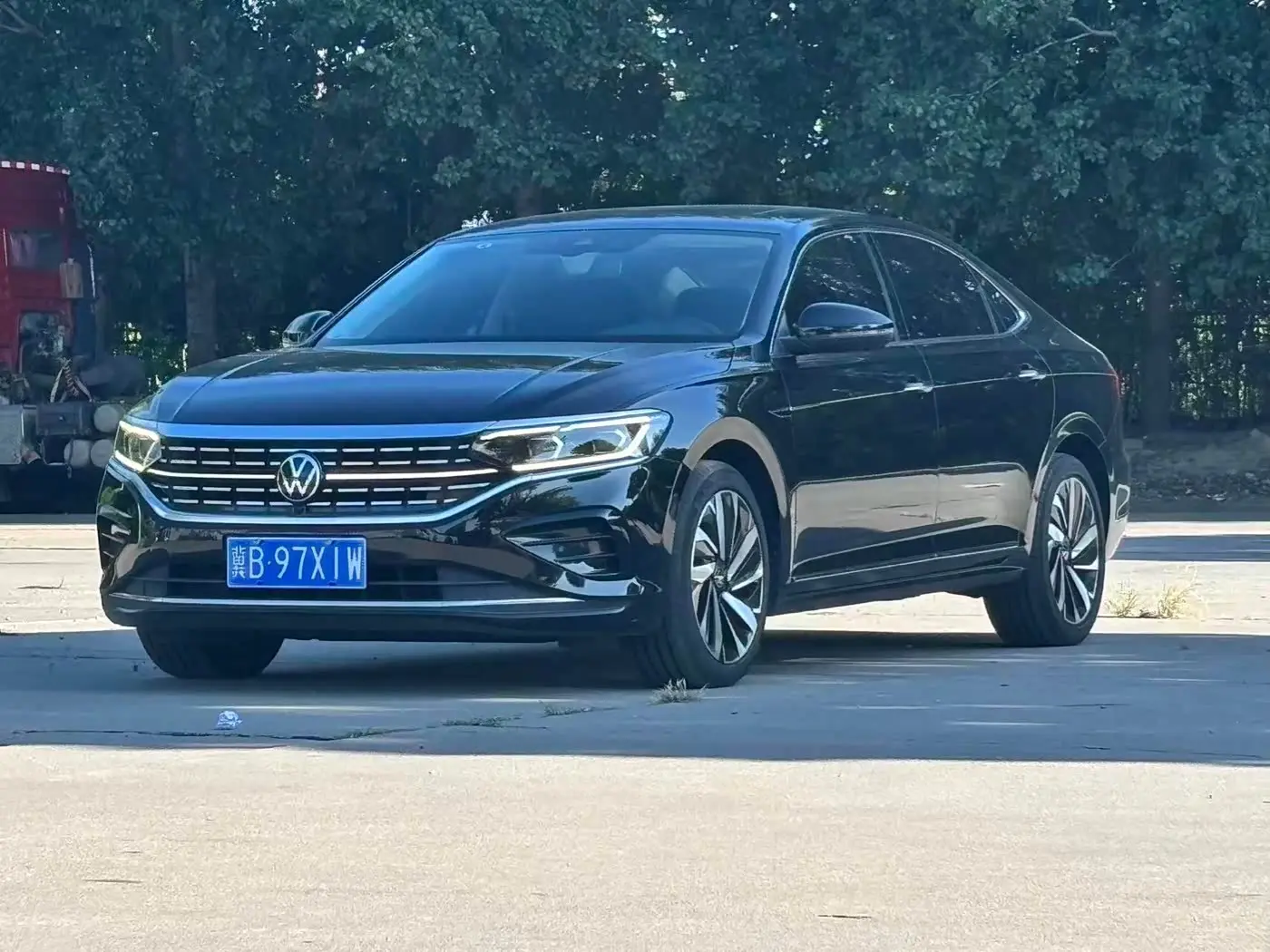 Volkswagen Passat 2022 — Photo 1/11
