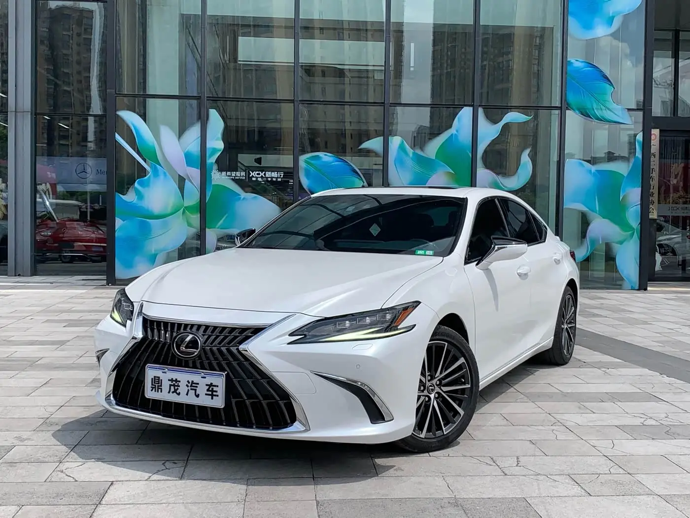 Lexus ES 2023 — Фото 1/20