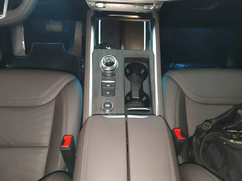 Ford Explorer 2025 — Photo 14/20