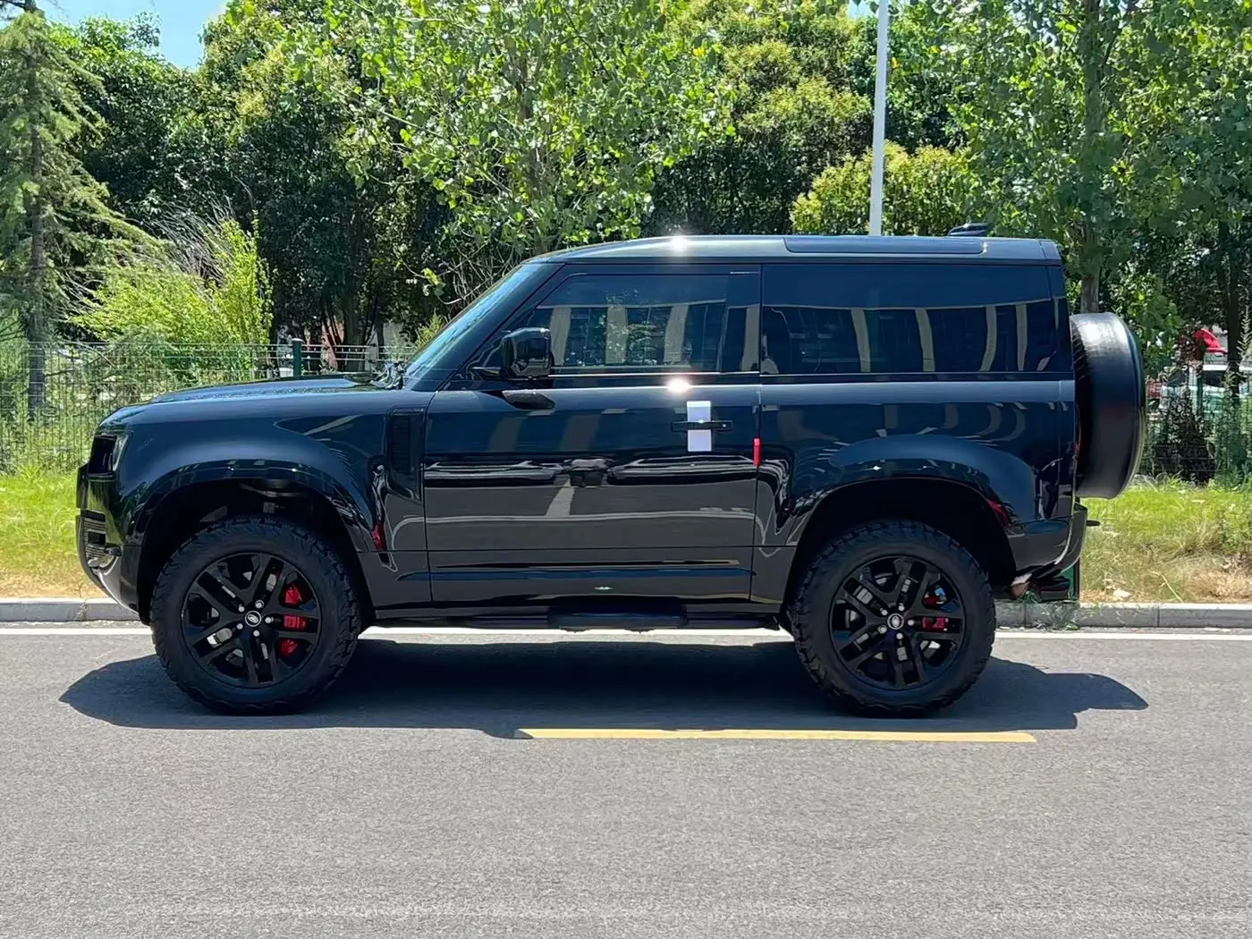 Land Rover Defender 2023 — Photo 7/15