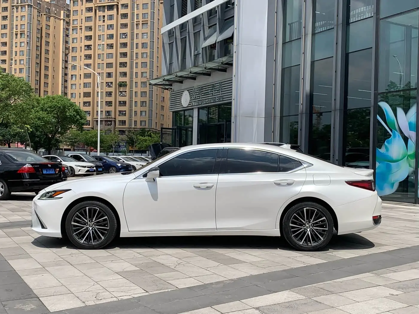 Lexus ES 2023 — Фото 3/20