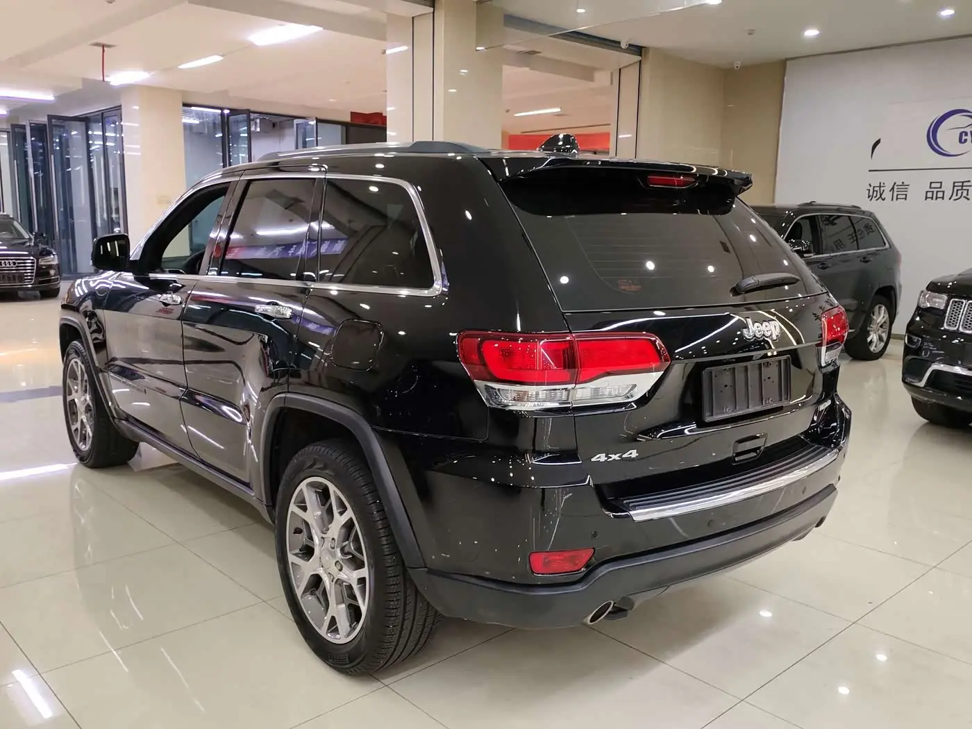 Jeep Grand Cherokee 2020 — Фото 17/19