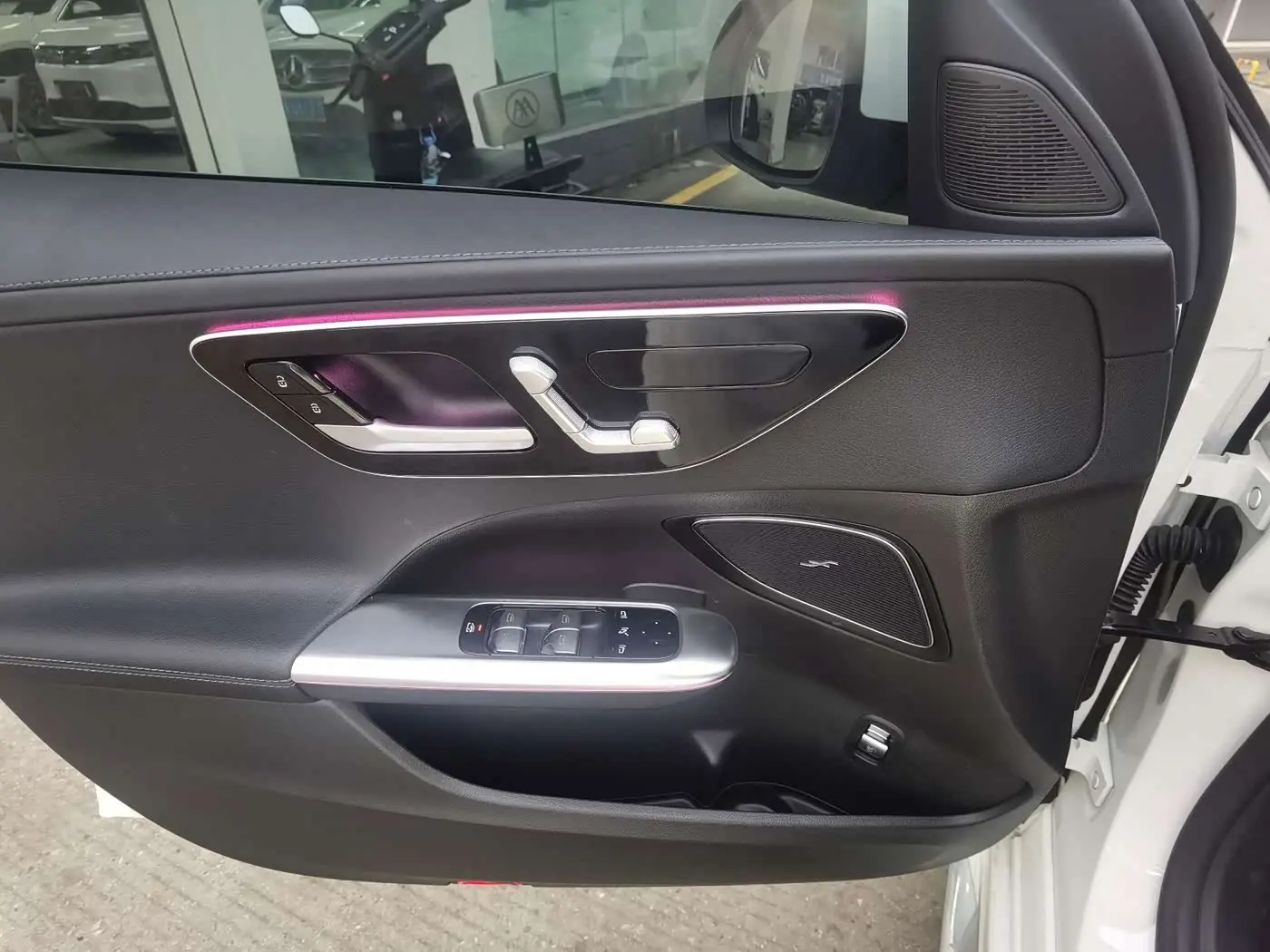 Mercedes-Benz C-Class 2025 — Photo 7/17