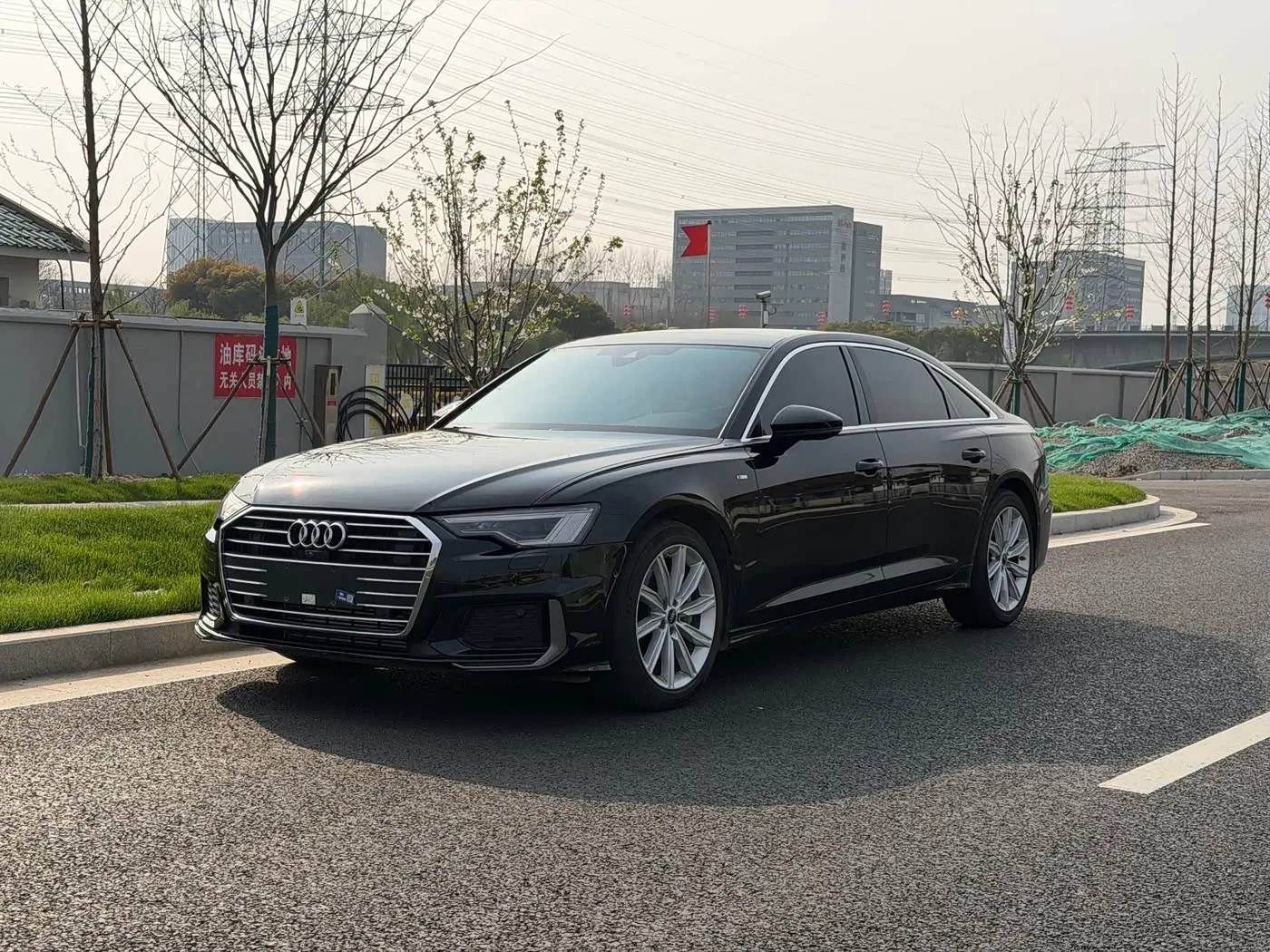 Audi A6L 2022 — Фото 1/18