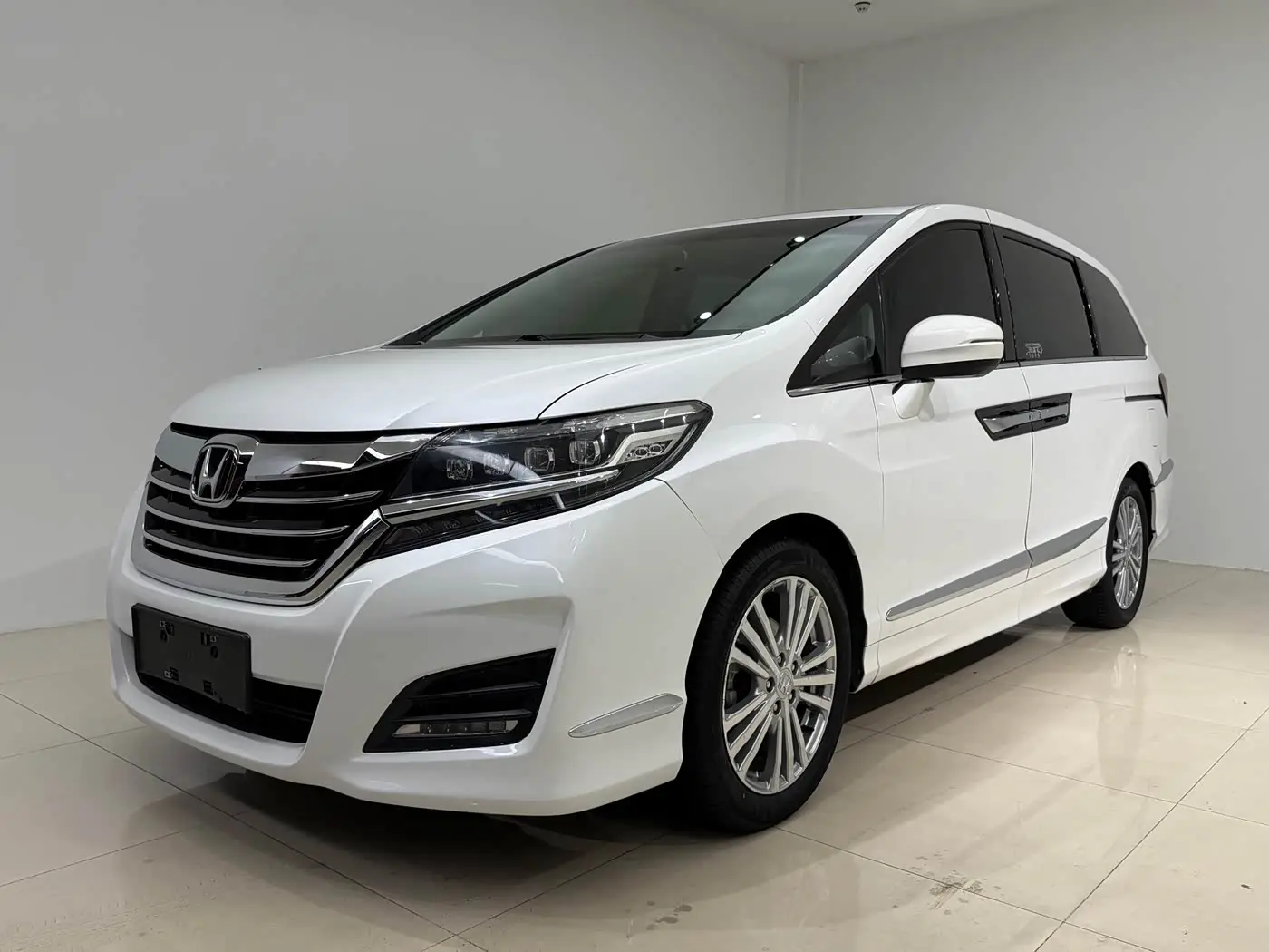 Honda Elysion 2018 — ფოტო 1/18