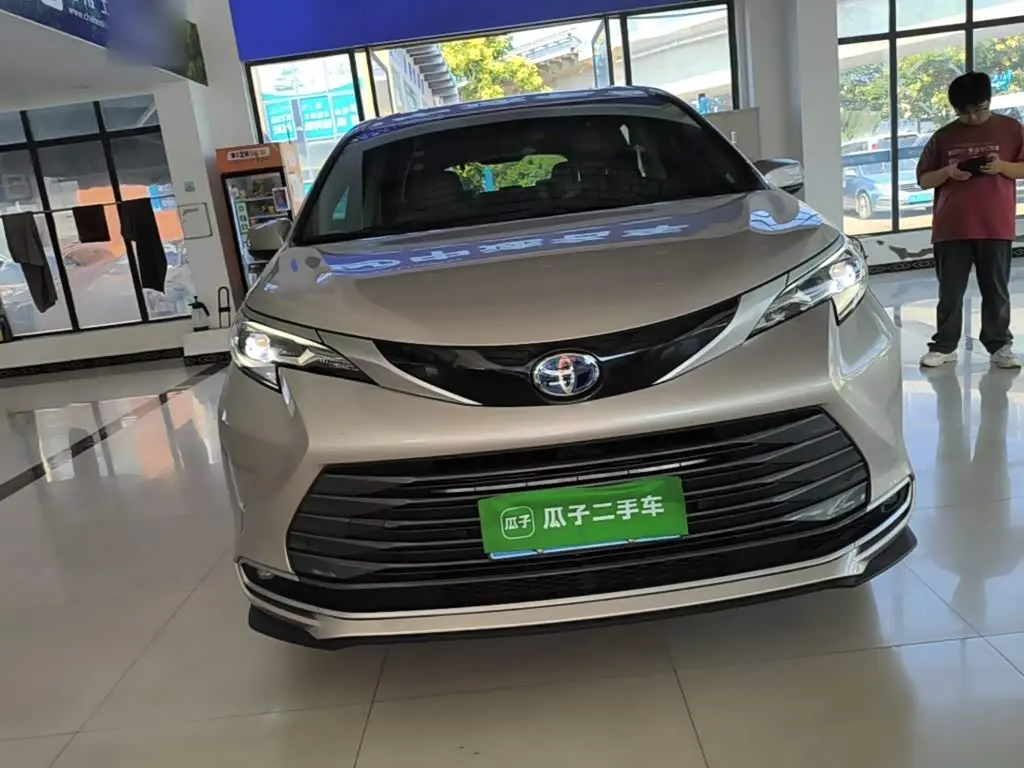 Toyota Sienna 2023 — Photo 2/19