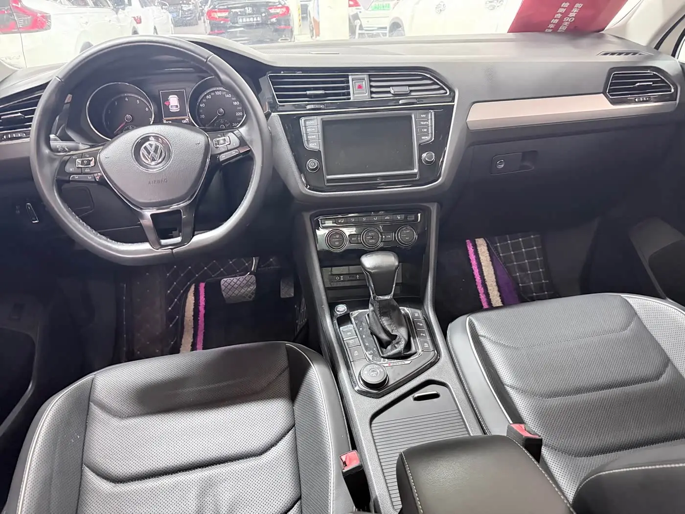 Volkswagen Tiguan L 2017 — Photo 13/20