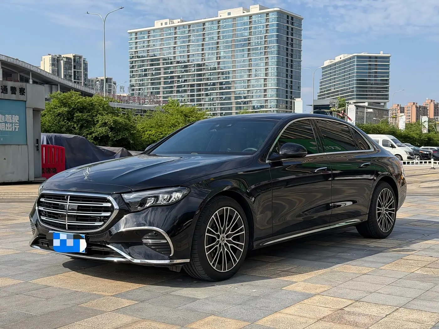 Mercedes-Benz E-Class 2025 — Photo 1/17