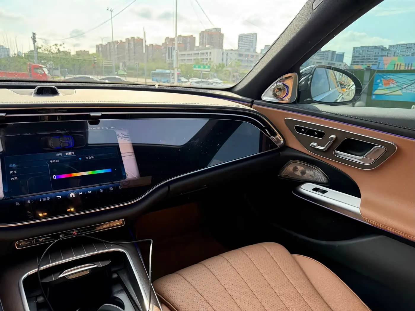 Mercedes-Benz E-Class 2025 — Photo 16/17