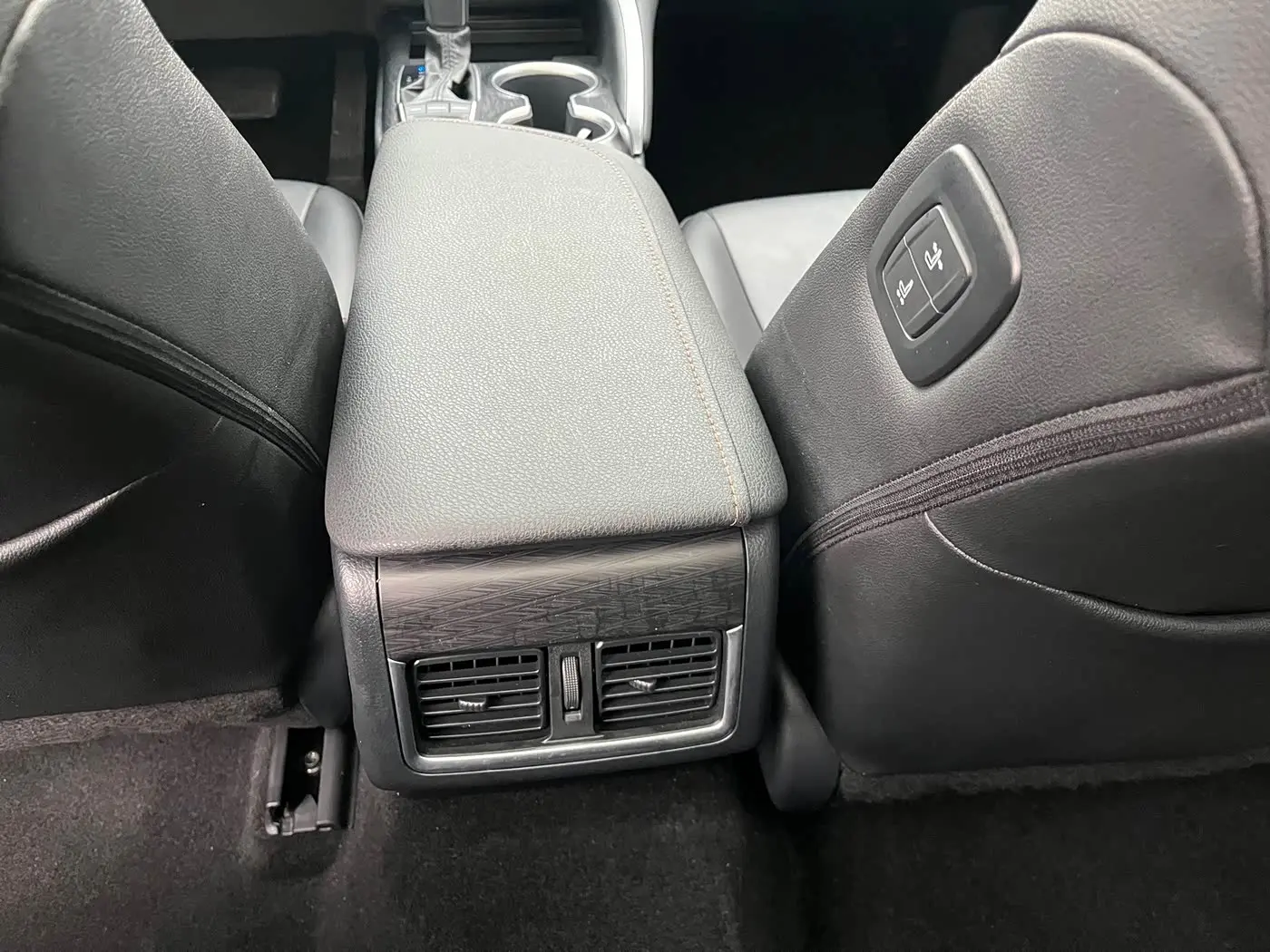 Toyota Camry 2023 — Photo 14/18