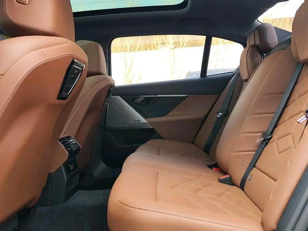 BMW 5 Series 2025 — Photo 14/15