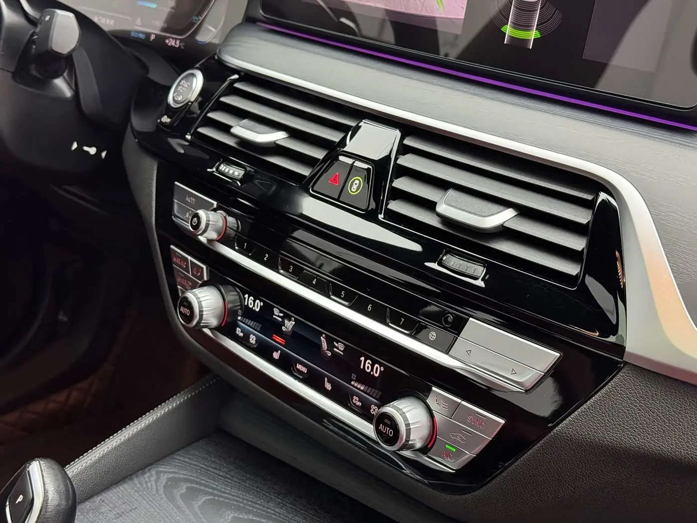 BMW 5 Series 2023 — Photo 18/20