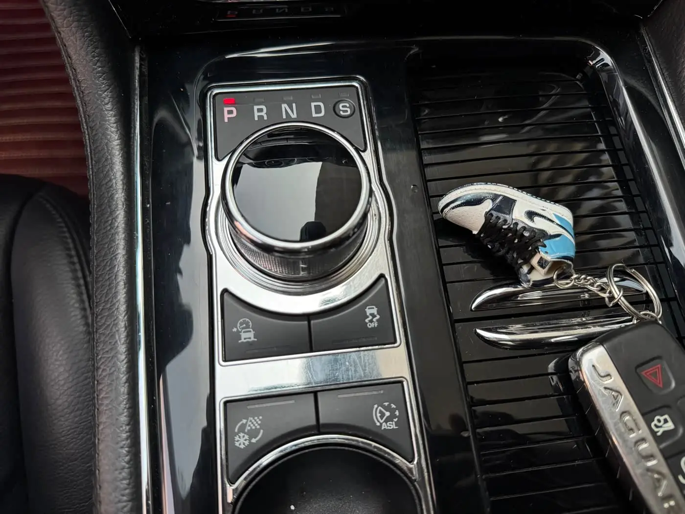Jaguar XJ 2018 — Photo 10/20