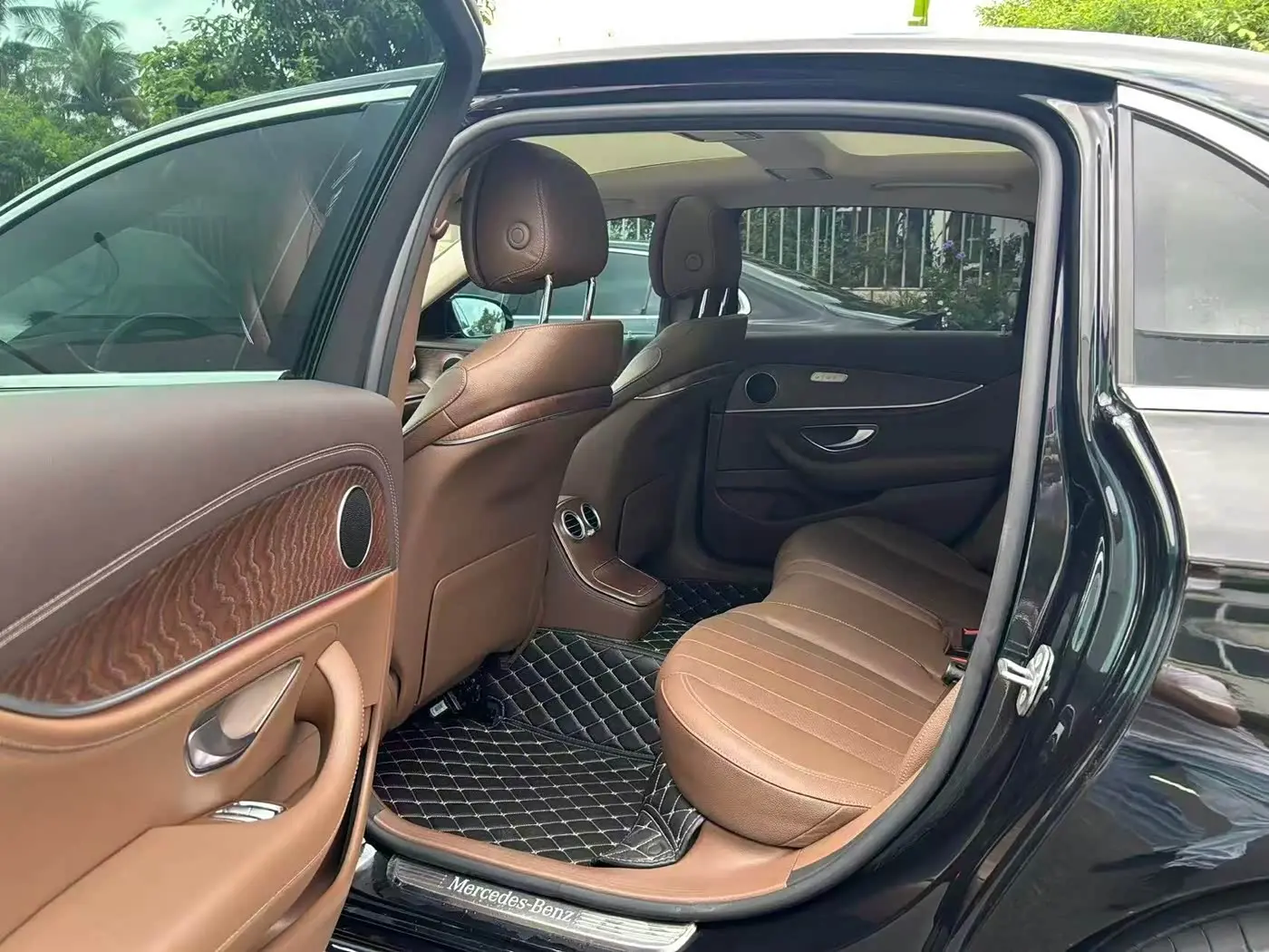 Mercedes-Benz E-Class 2023 — Photo 5/9