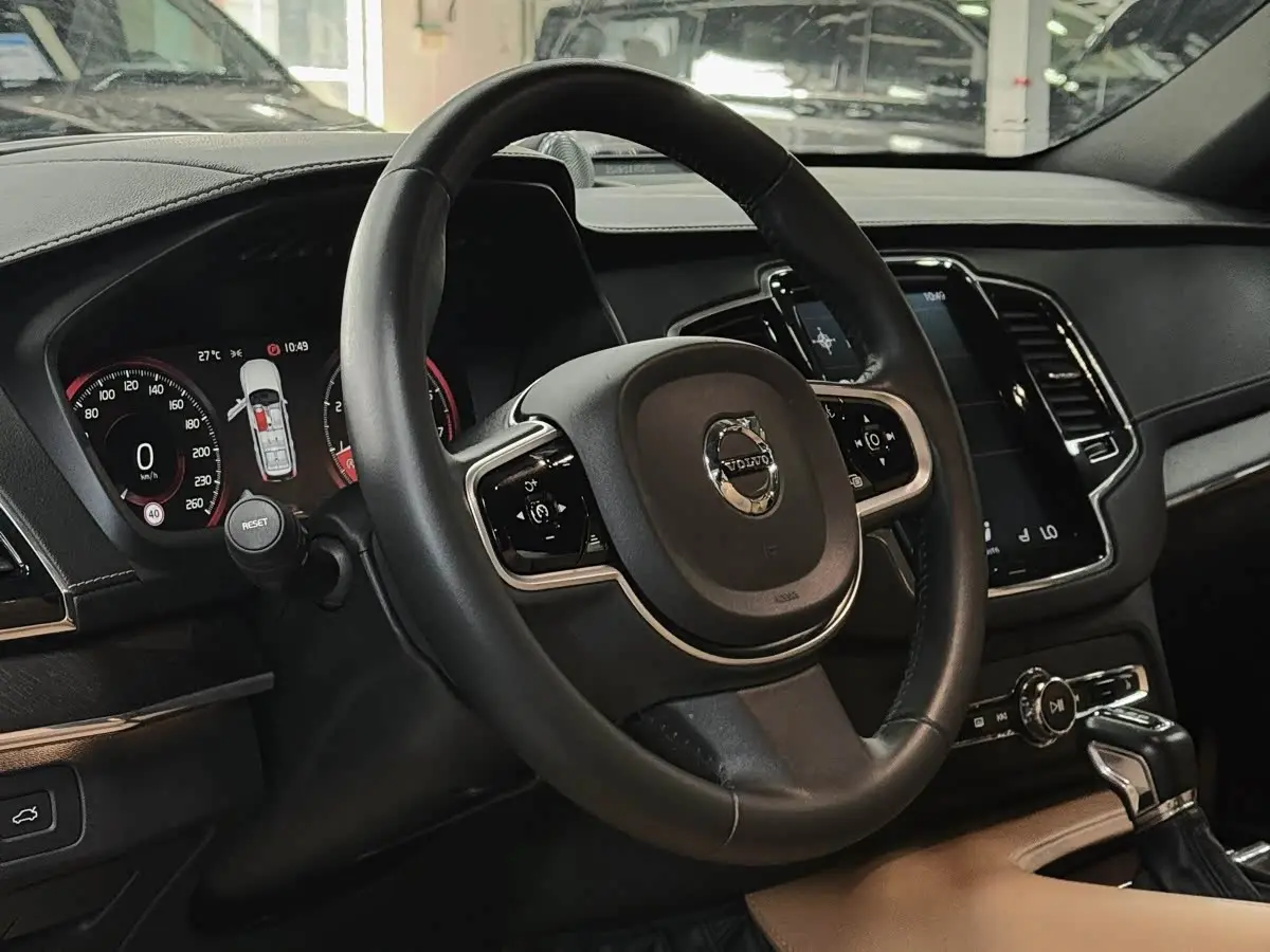 Volvo XC90 2018 — Photo 8/17