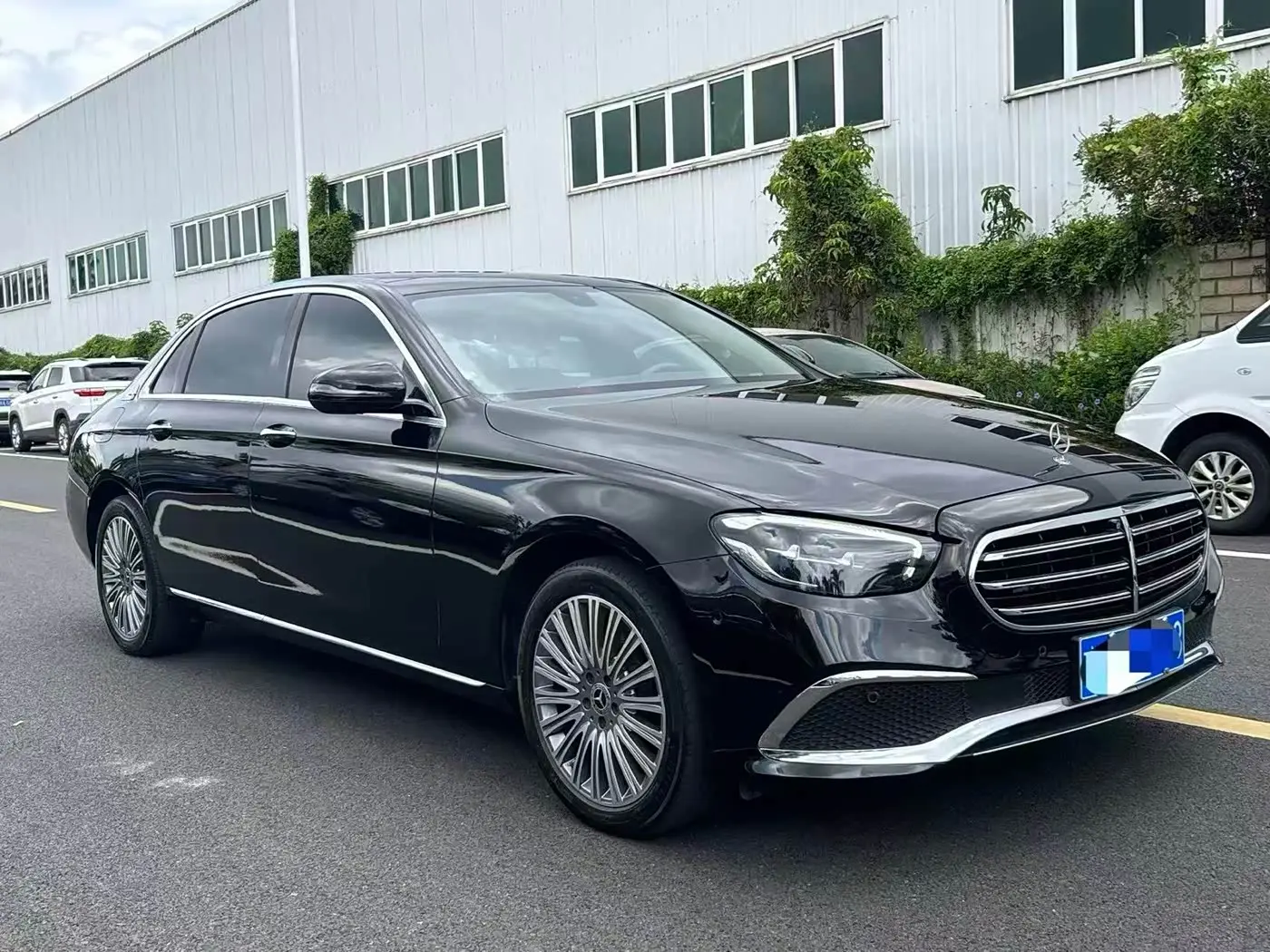 Mercedes-Benz E-Class 2023 — Photo 3/9