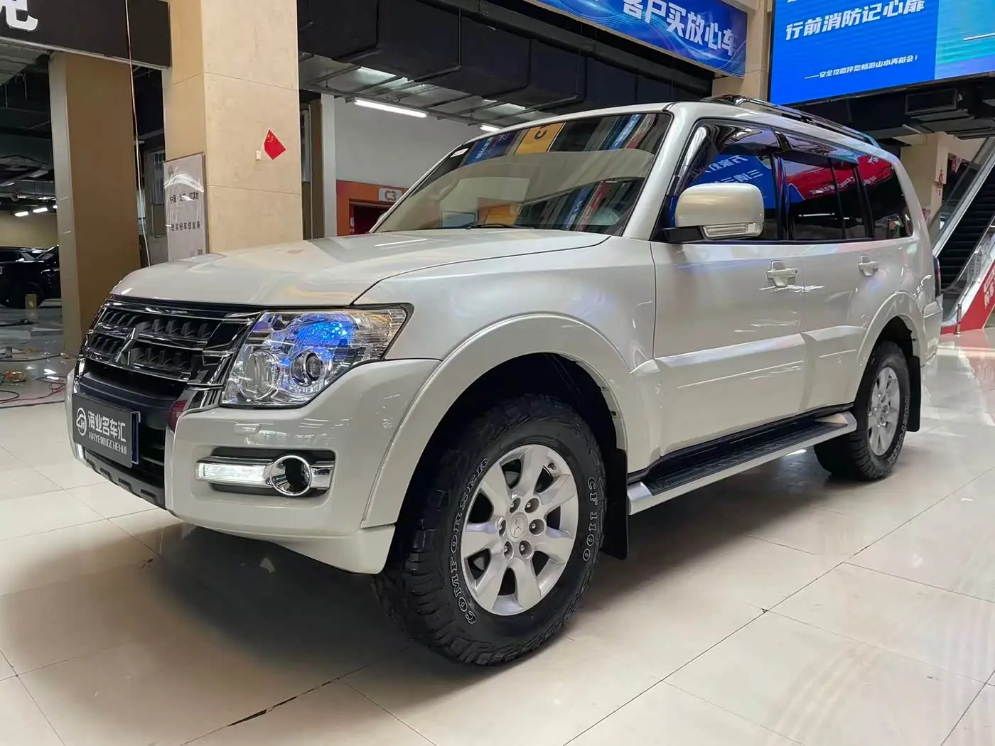 Mitsubishi Pajero 2017 — Photo 1/18