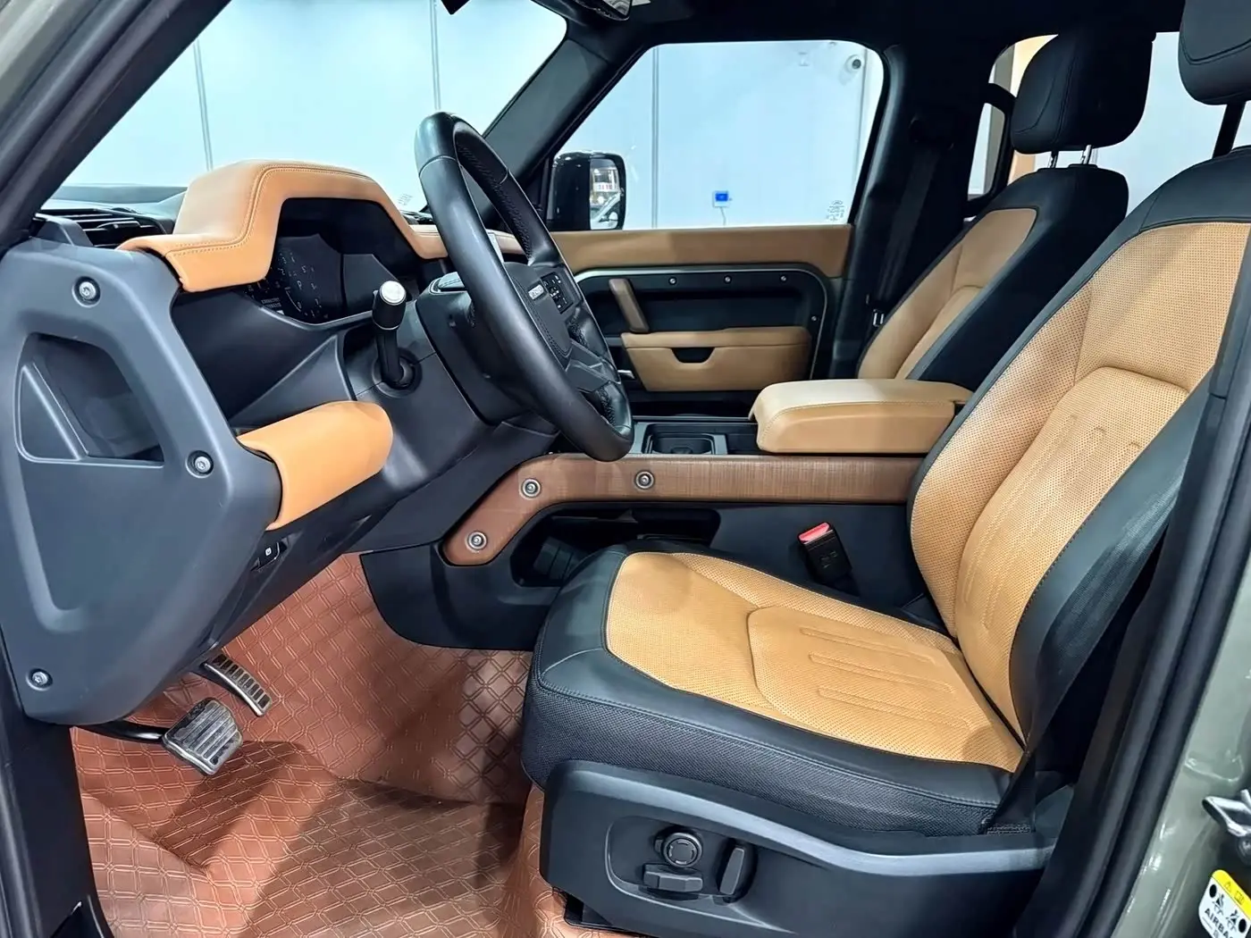 Land Rover Defender 2022 — Фото 8/19