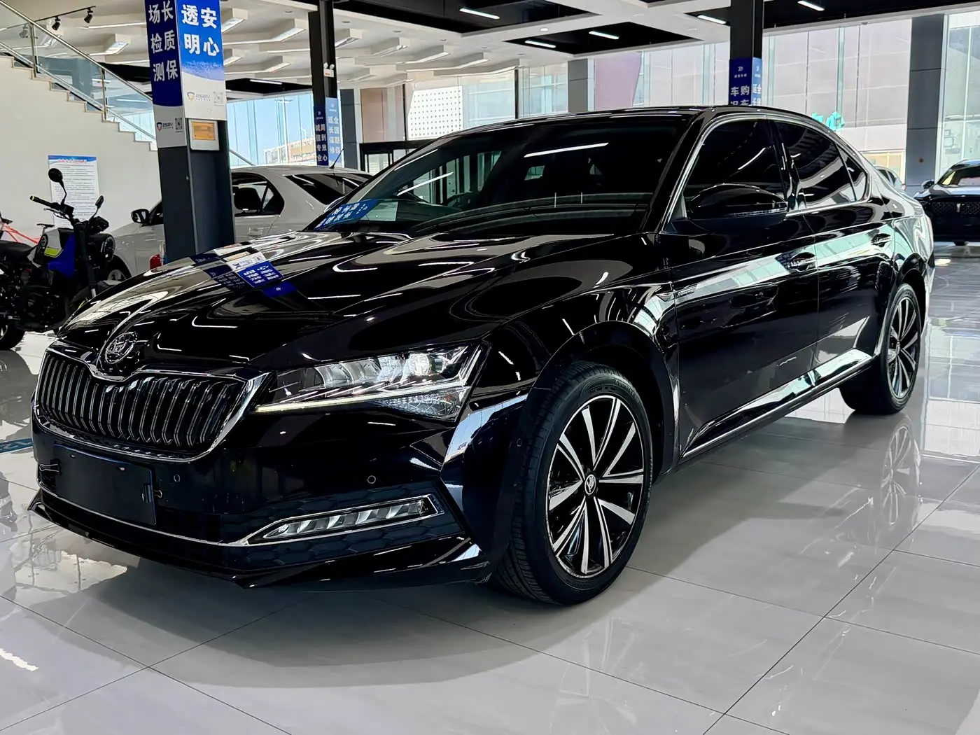 Škoda Superb 2023 — Photo 1/15