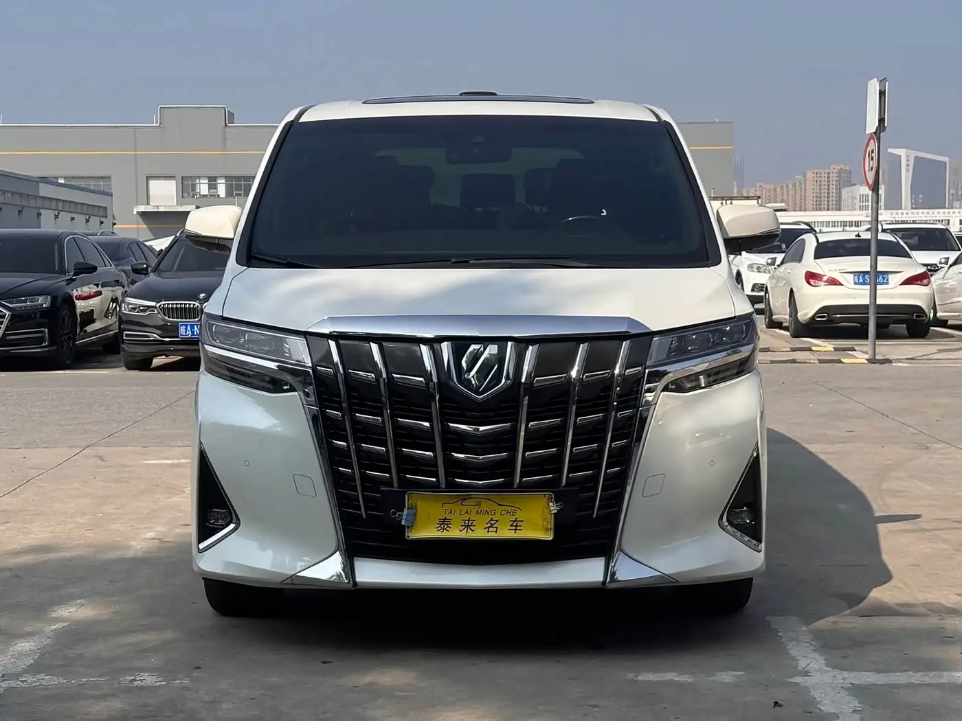 Toyota Alphard 2022 — Photo 2/11