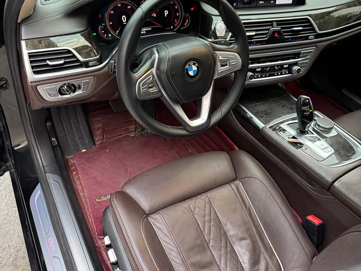 BMW 7 Series 2018 — Photo 18/20
