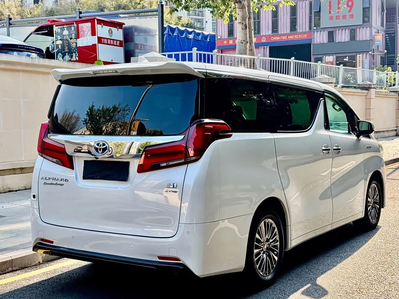Toyota Alphard 2020 — Photo 15/17