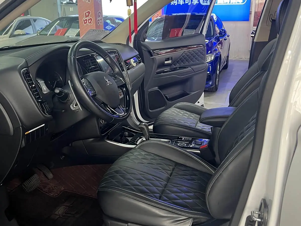 Mitsubishi Outlander 2021 — Photo 9/19