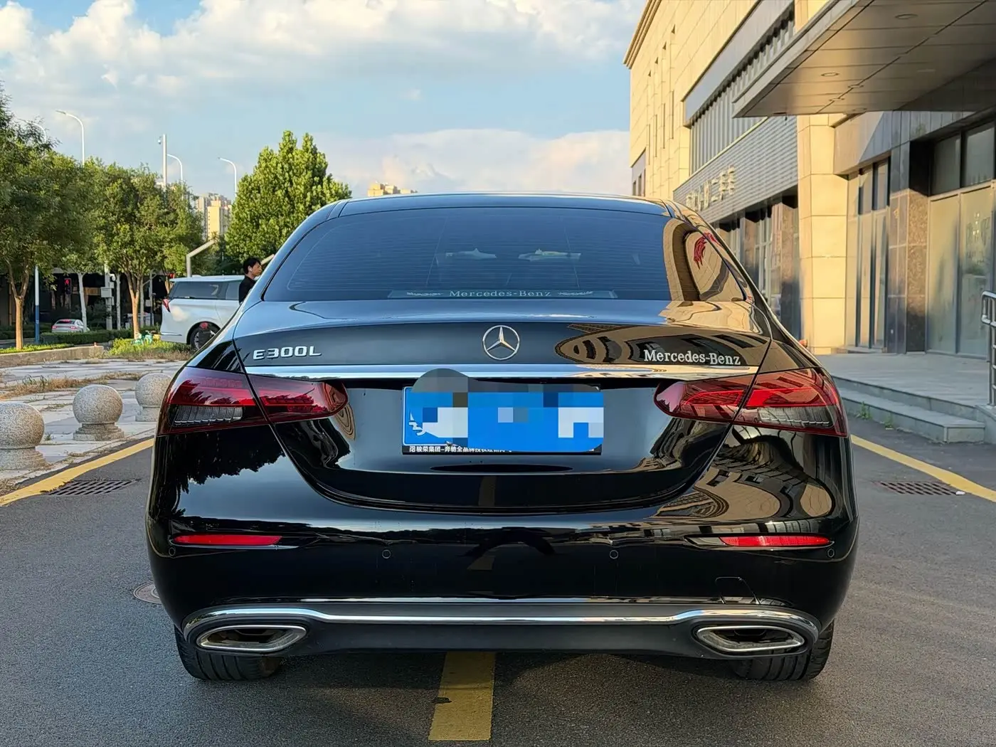 Mercedes-Benz E-Class 2023 — Photo 5/9