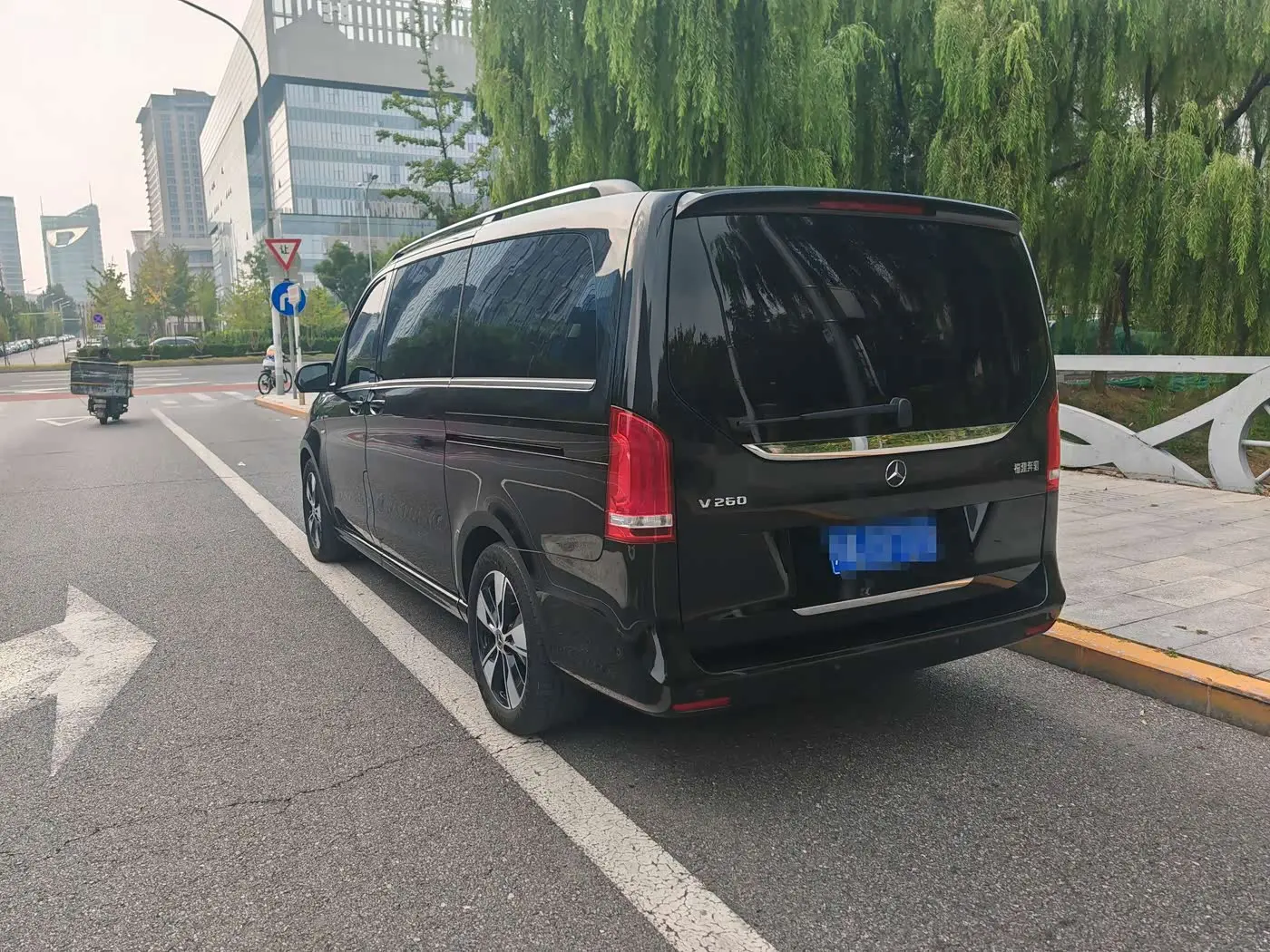 Mercedes-Benz V-Class 2023 — Photo 6/20