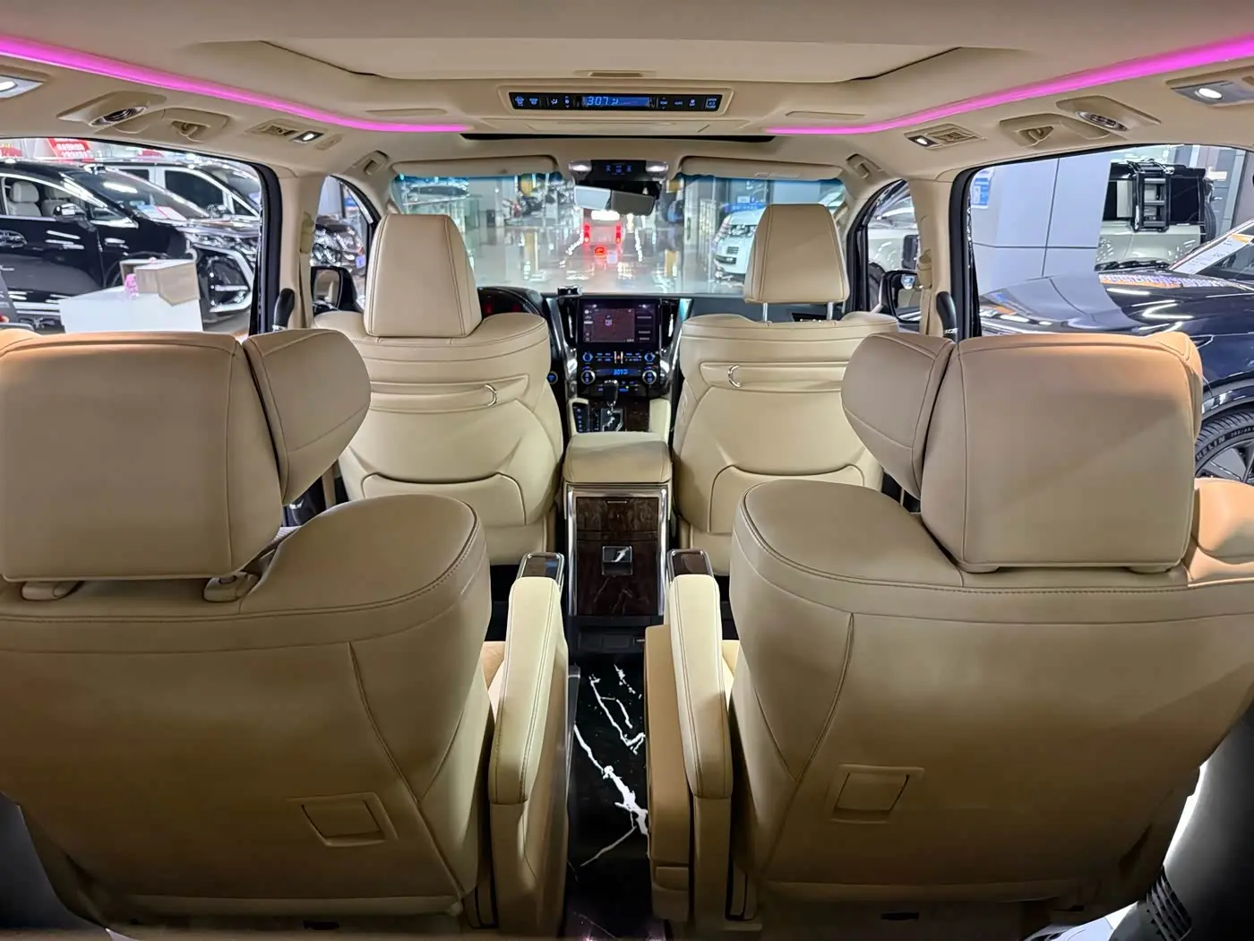 Toyota Alphard 2022 — Photo 18/19