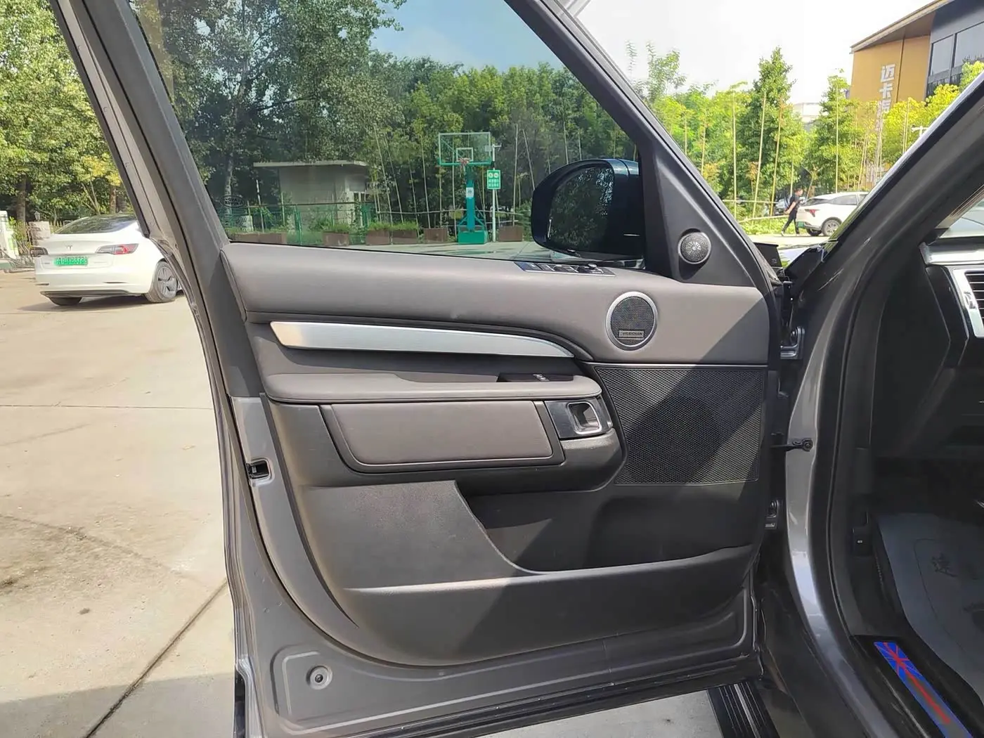 Land Rover Discovery 2020 — Фото 13/20