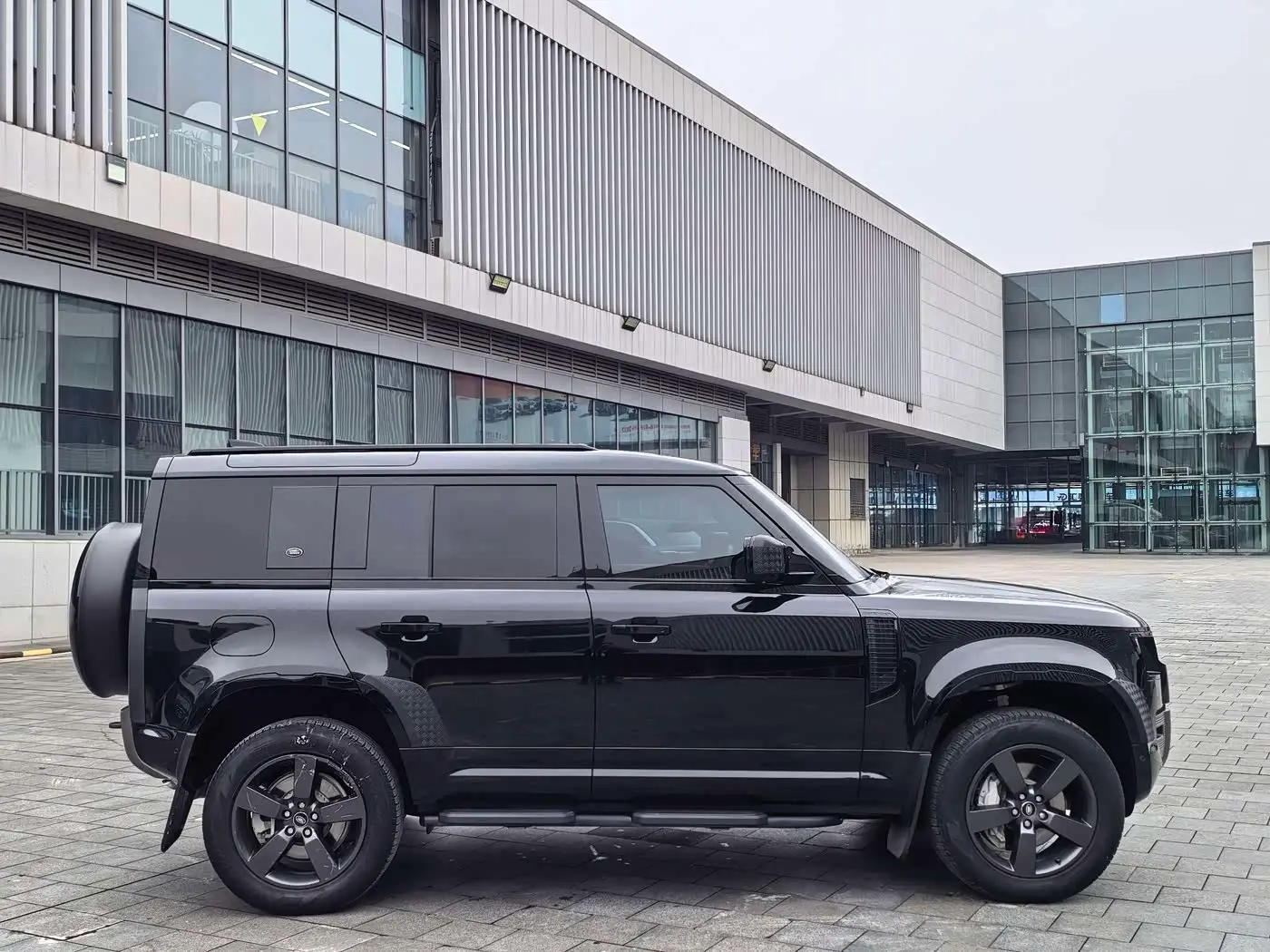 Land Rover Defender 2023 — Photo 16/19