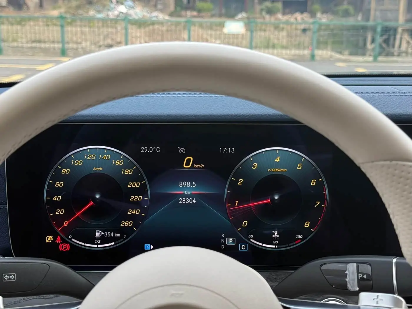 Mercedes-Benz E-Class 2022 — Photo 12/16