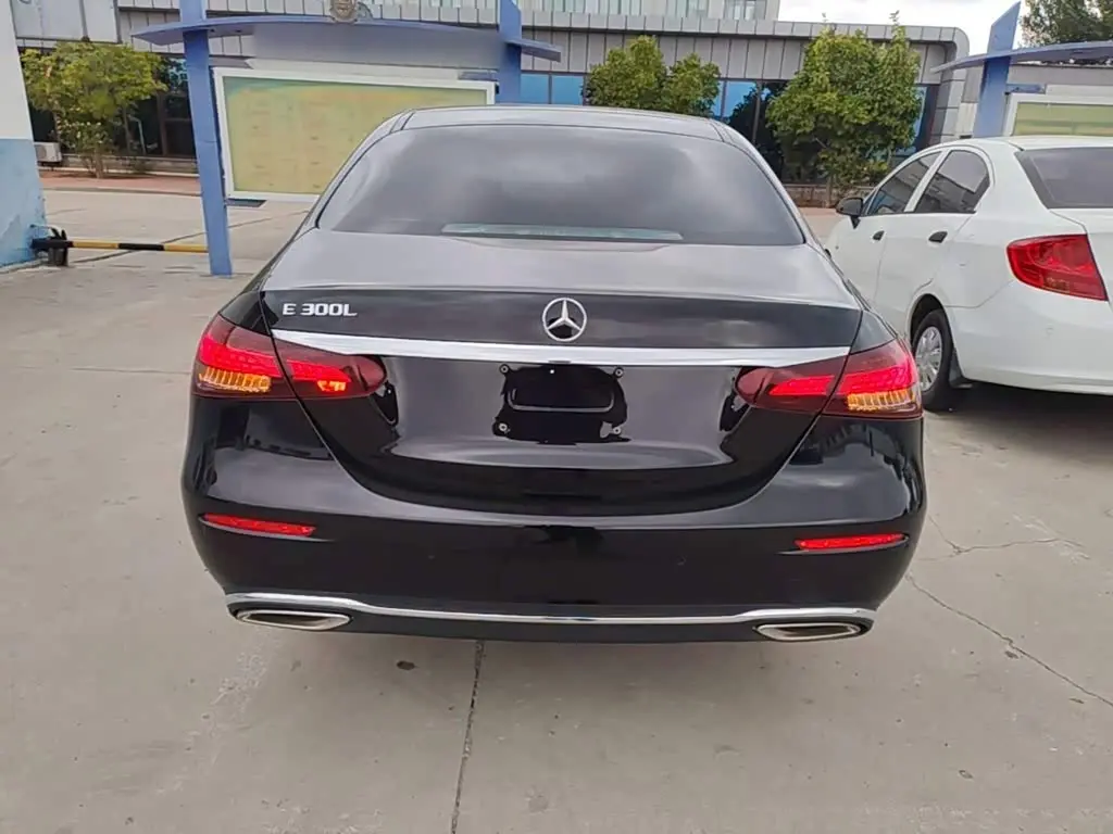 Mercedes-Benz E-Class 2022 — Photo 5/19