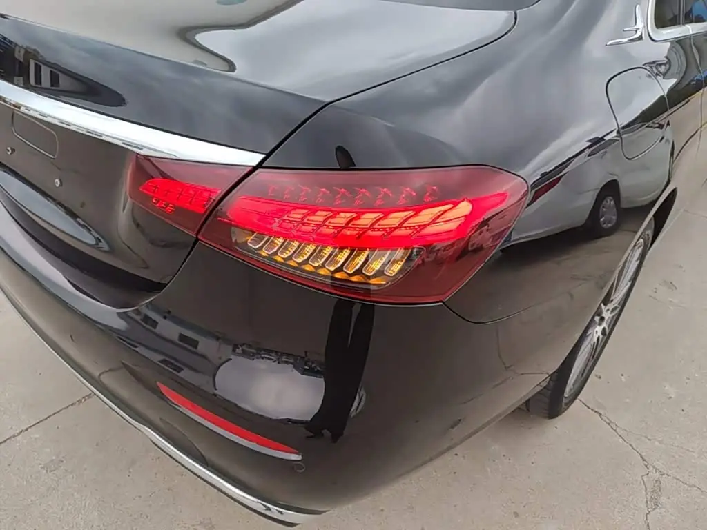 Mercedes-Benz E-Class 2022 — Photo 7/19