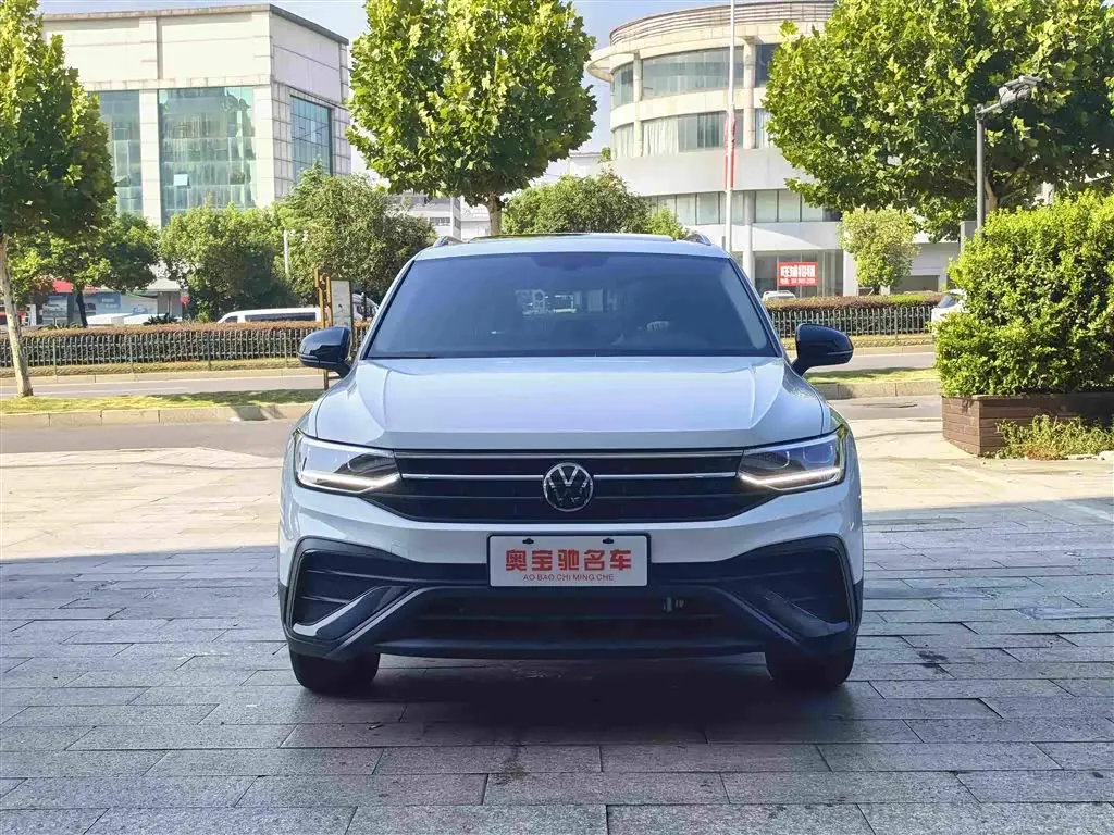 Volkswagen Tiguan L 2025 — Photo 2/15