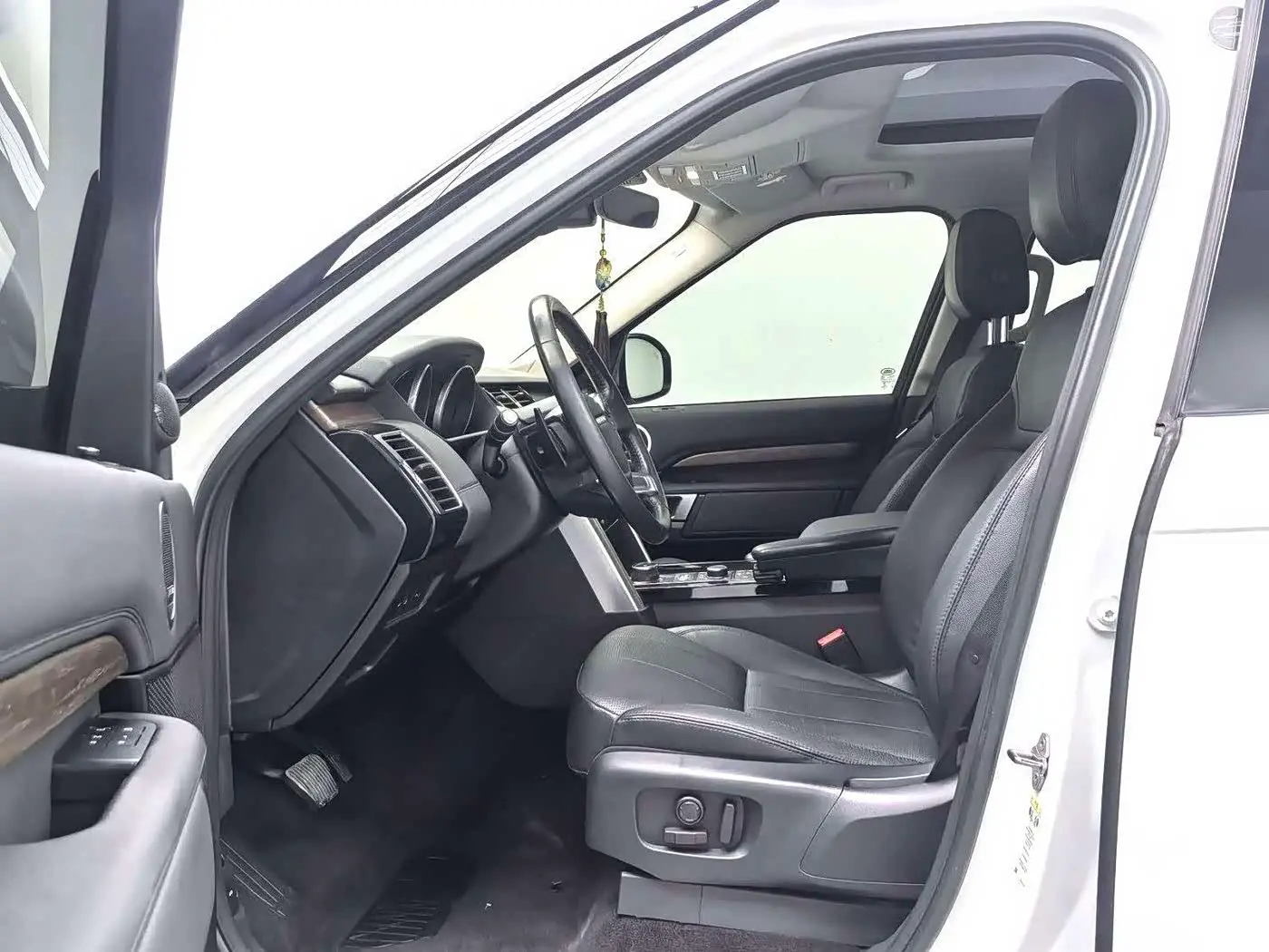 Land Rover Discovery 2017 — Photo 5/10