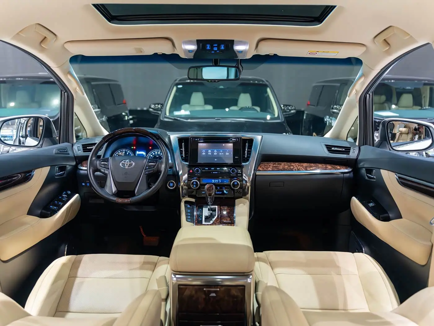 Toyota Alphard 2019 — Photo 7/16
