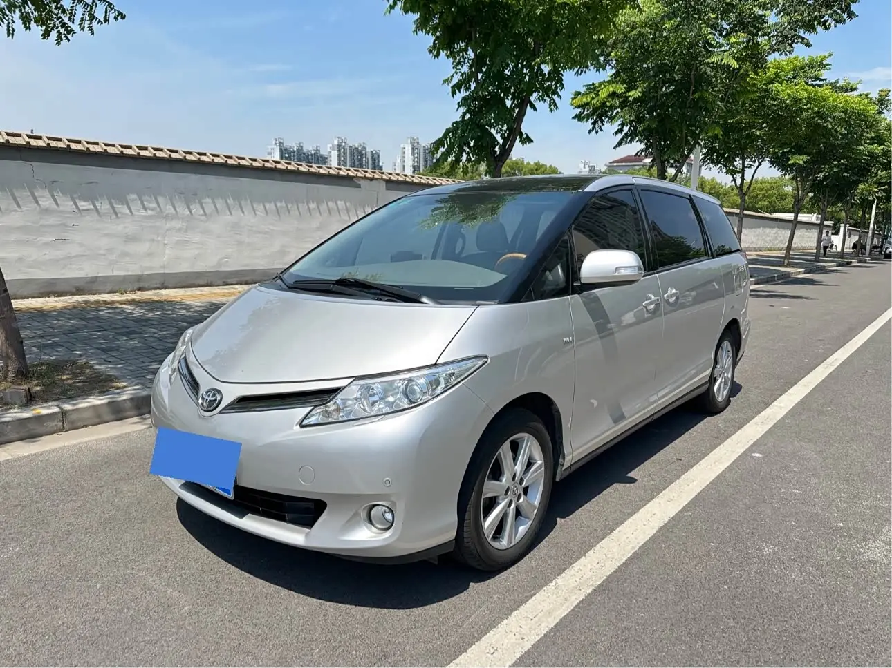 Toyota Previa 2009 — Photo 1/16